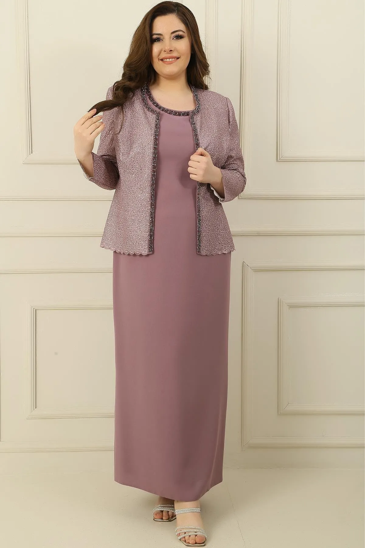 By Saygı  2-teiliges Set mit Kragen, Steinfutter, langem Kreppkleid und Paillettenjacke in Übergröße