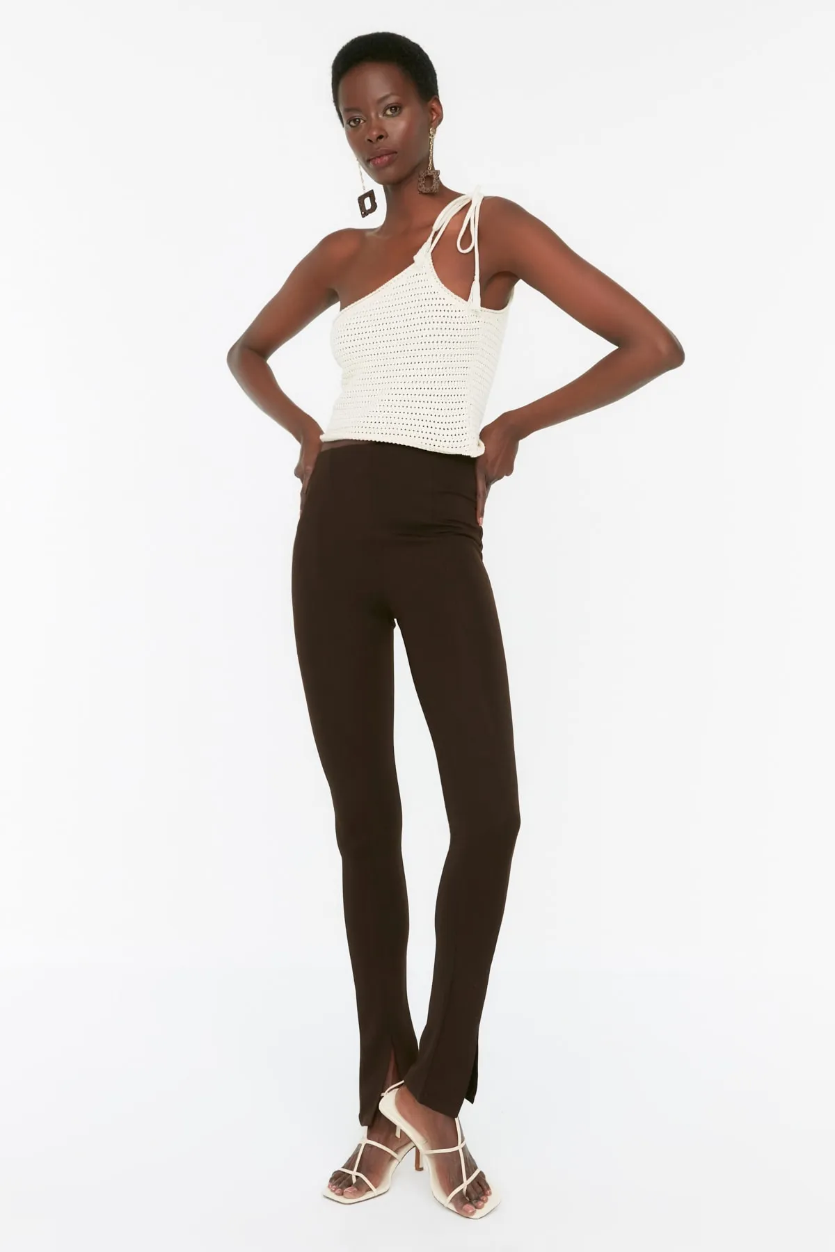 Trendyol Collection  Braune Interlock-Strick-Leggings mit hoher Taille und geschlitzten Beinen TWOAW21PL0263