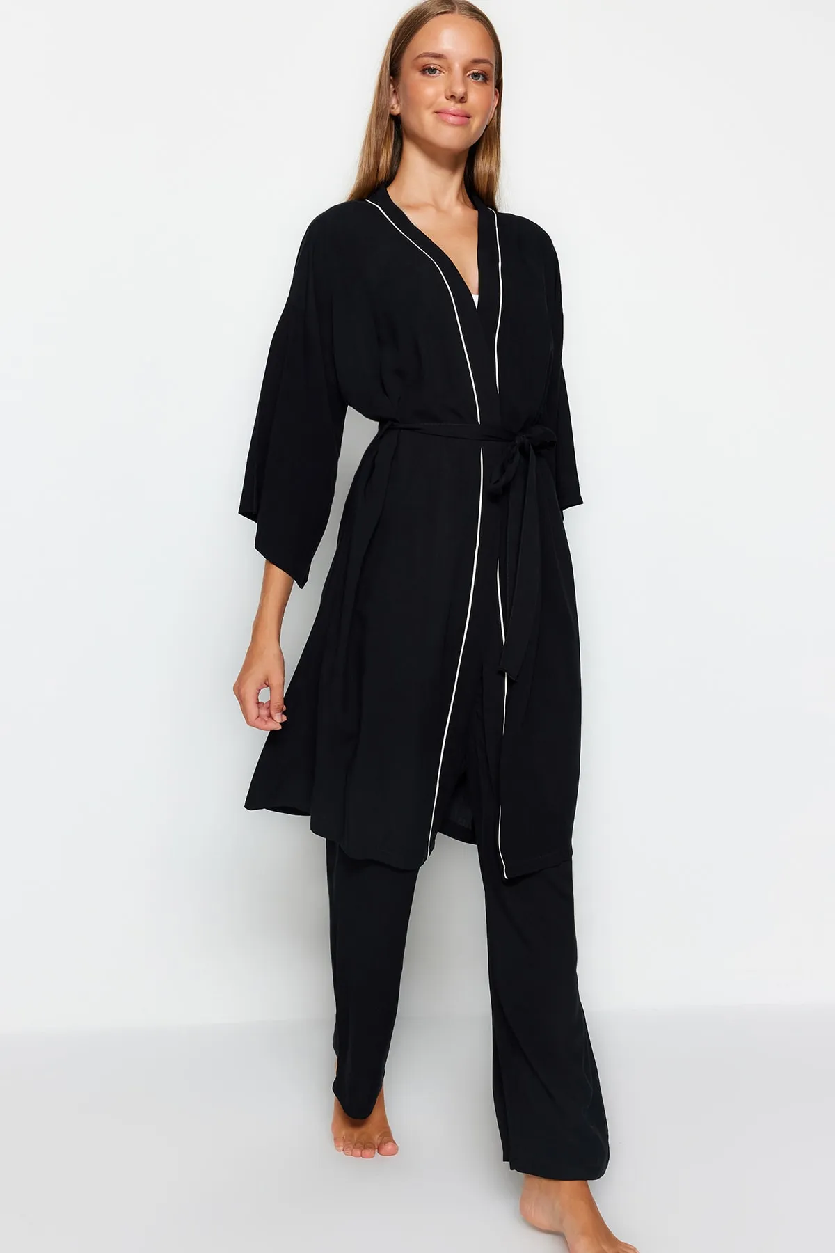 Trendyol Collection  Schwarzes 2-teiliges, geripptes Viskose-Morgenmantel-Pyjama-Unterteil, gewebtes Pyjama-Set THMAW24PT00074