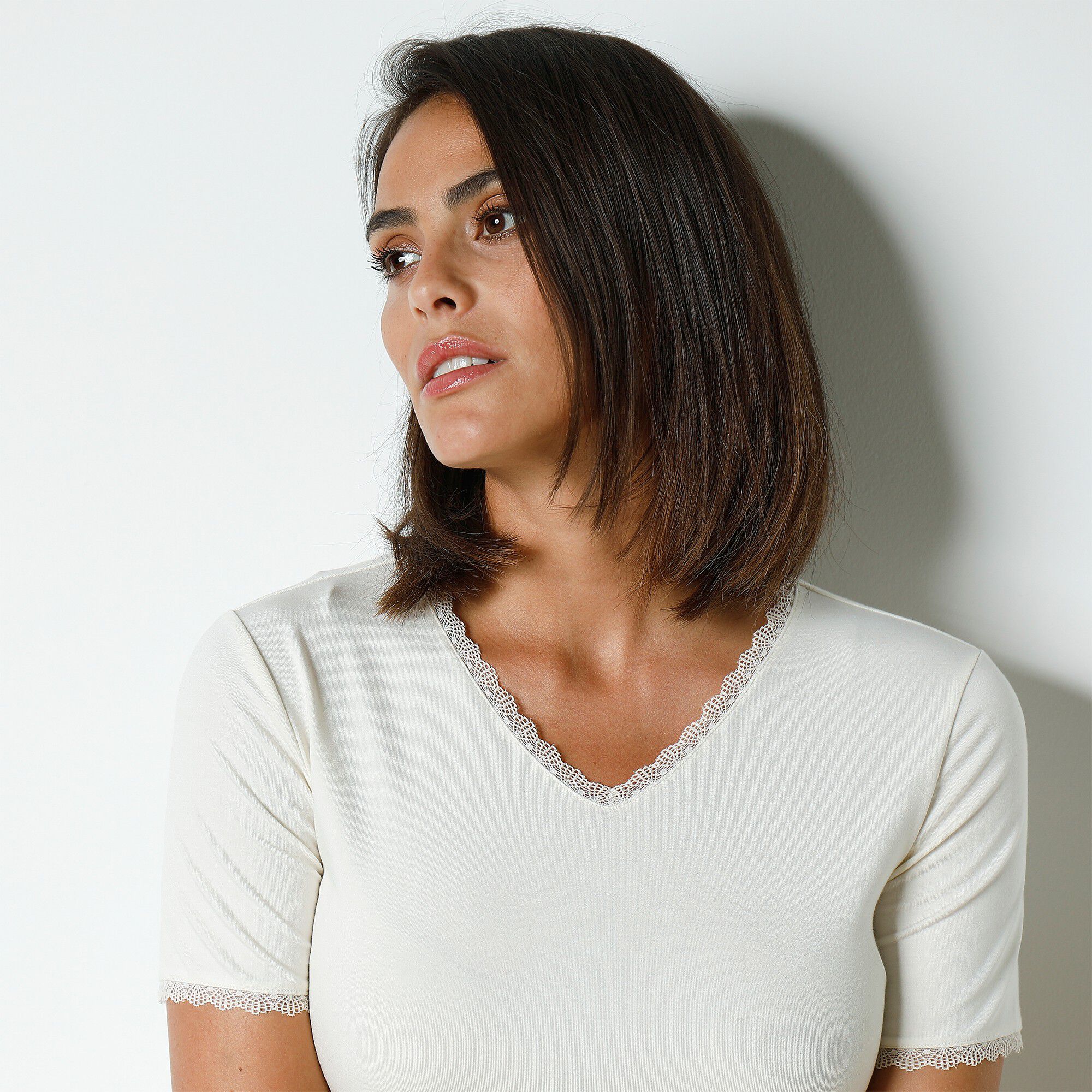 Tee-shirt manches courtes chaleur seconde peau et détails dentelle