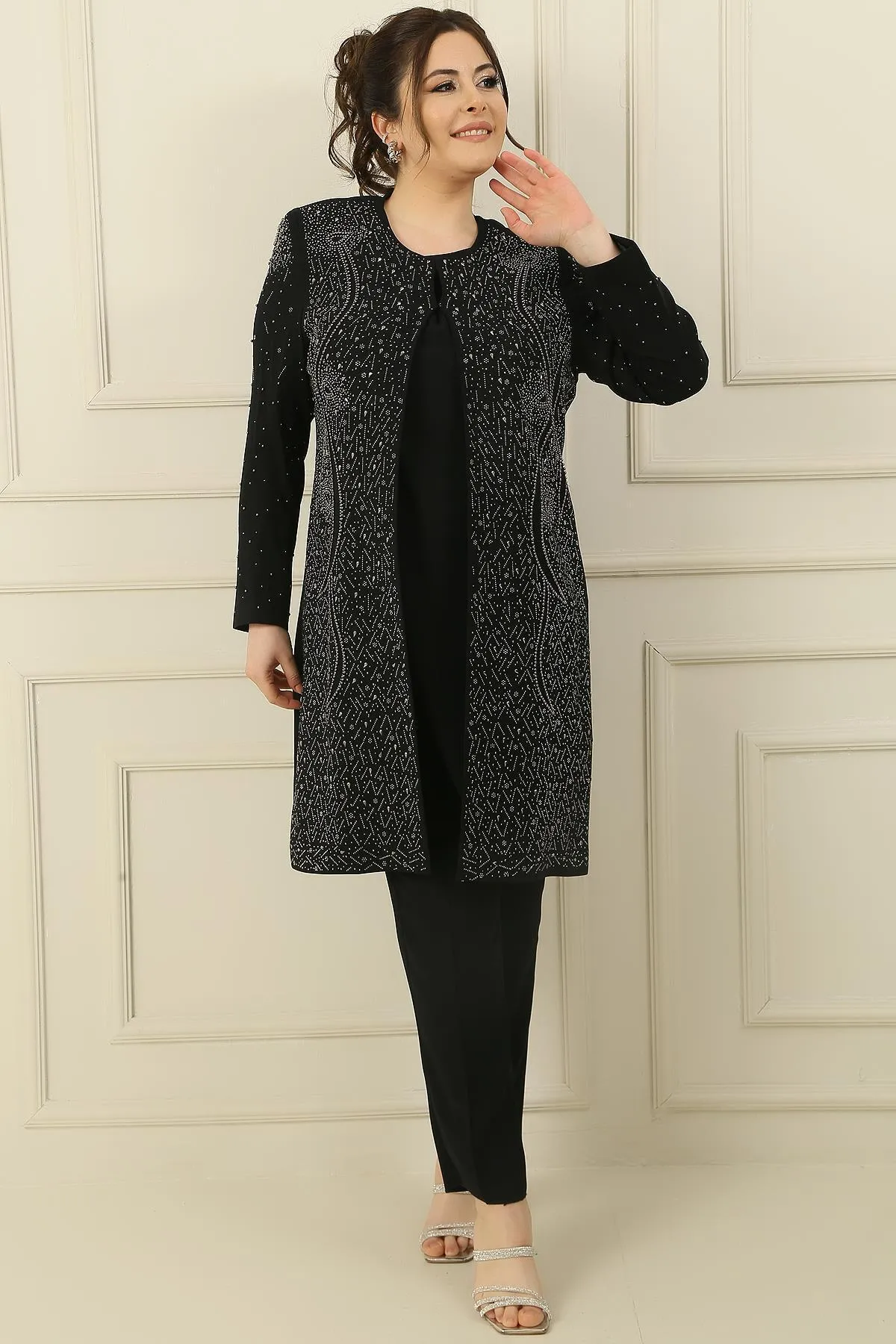 By Saygı  Ärmellose Bluse mit Steinmuster, gefütterte lange Jacke, enge Hose in Großformat, 3-teiliges Set