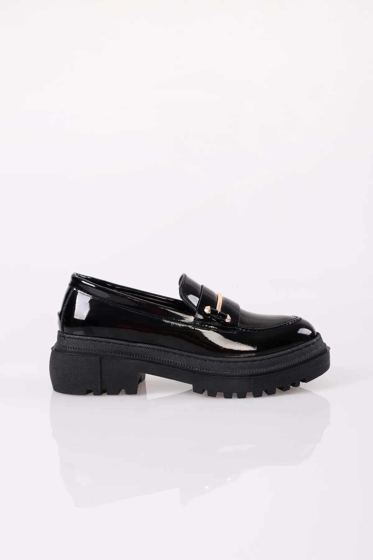 Shoeberry  Damen-Loafer Luis aus schwarzem Lackleder mit dicker Sohle und Schnalle