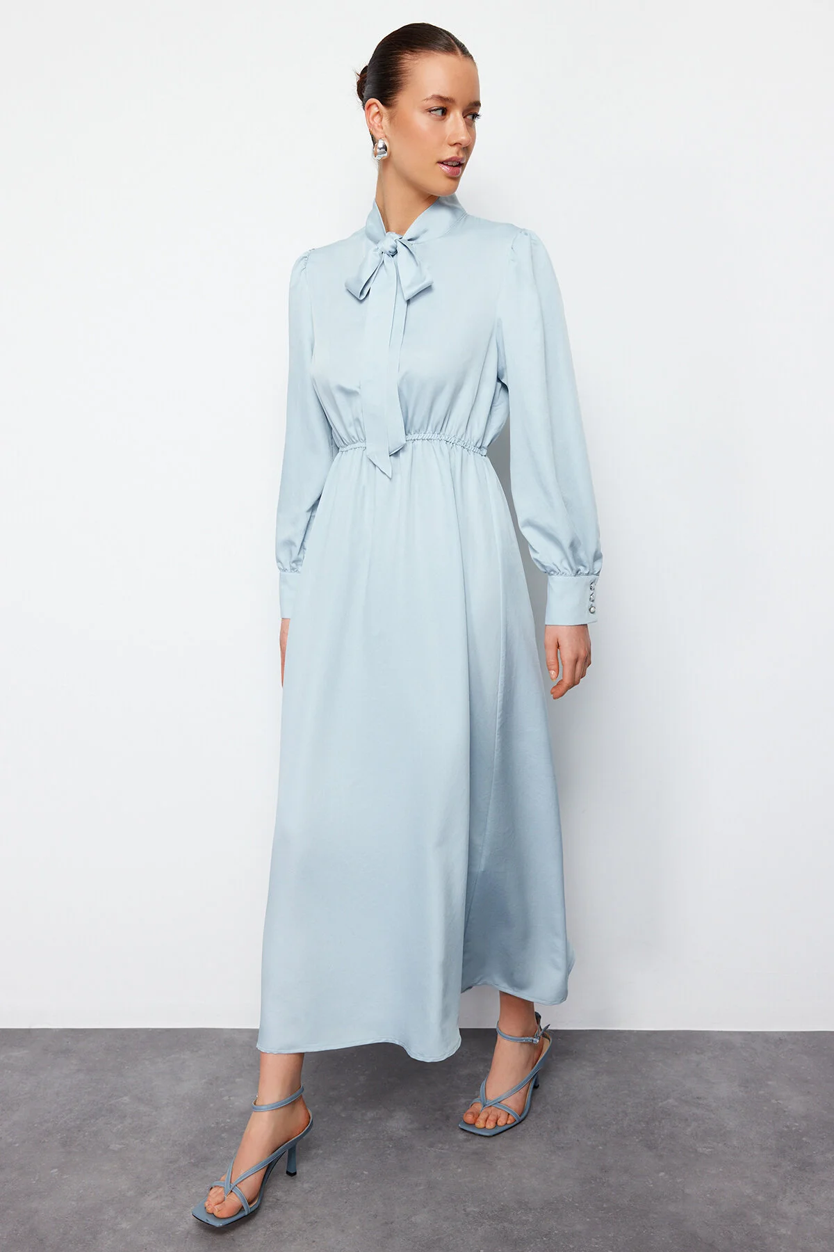 Trendyol Modest  Hellblaues, gerade gewebtes Kleid mit Kragen und Bindeband TCTSS24EB00136