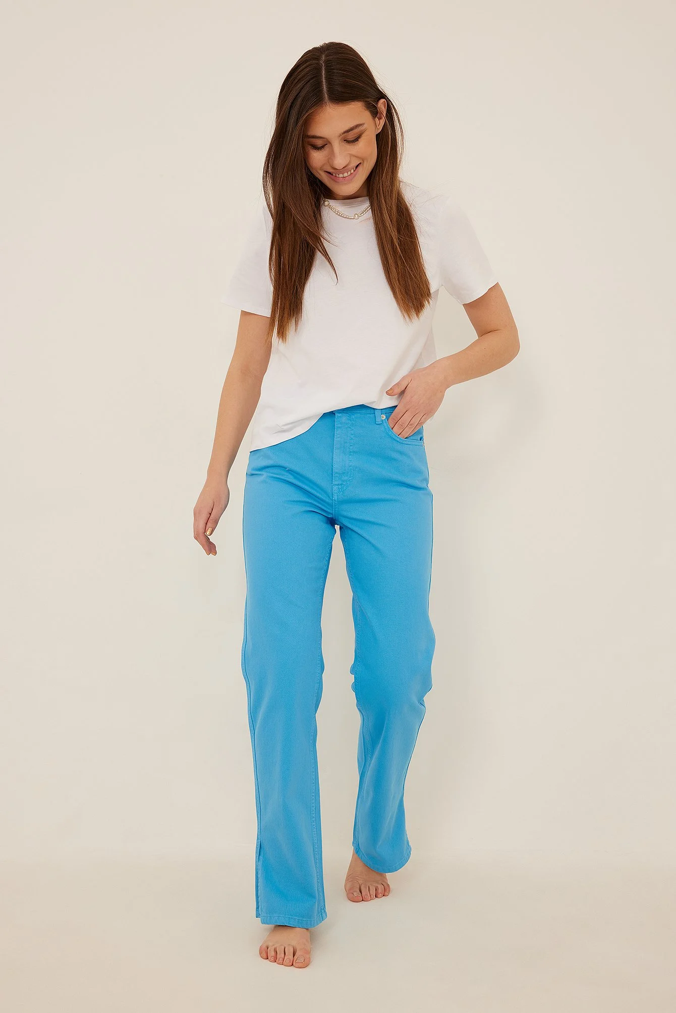 Jeanshose mit Seitenschlitz und hoher Taille