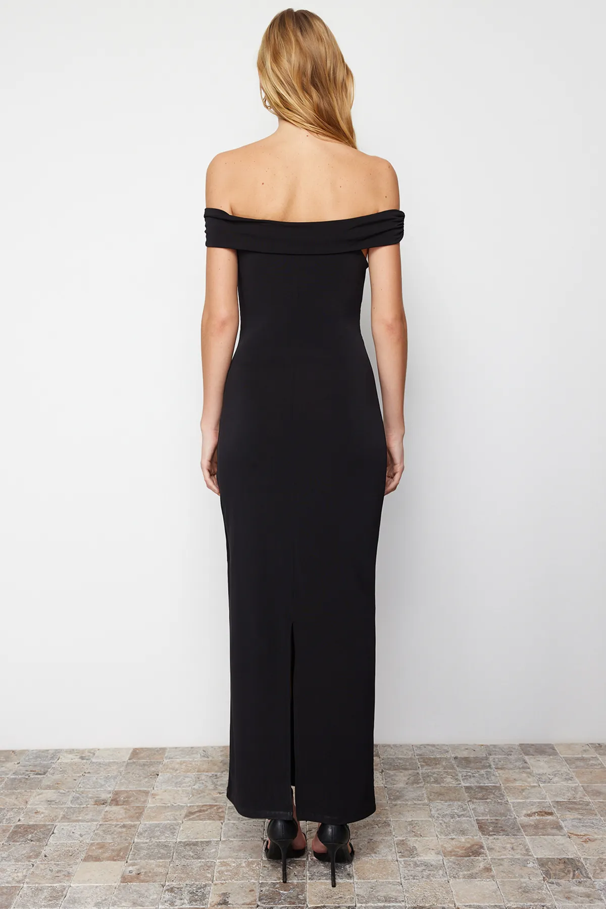 Trendyol Collection  Schwarzes Maxi-Bleistiftkleid aus flexiblem Strick mit Carmen-Kragen und figurbetontem Schnitt TWOSS24EL00254