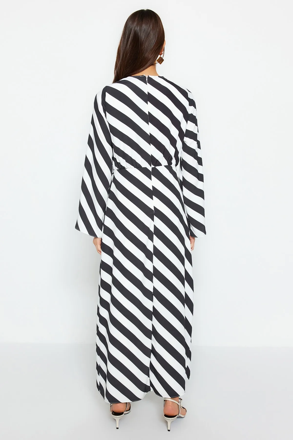 Trendyol Modest  Schwarzes, gestreiftes, gewebtes Kleid mit Degaje-Kragen TCTSS23EB00279