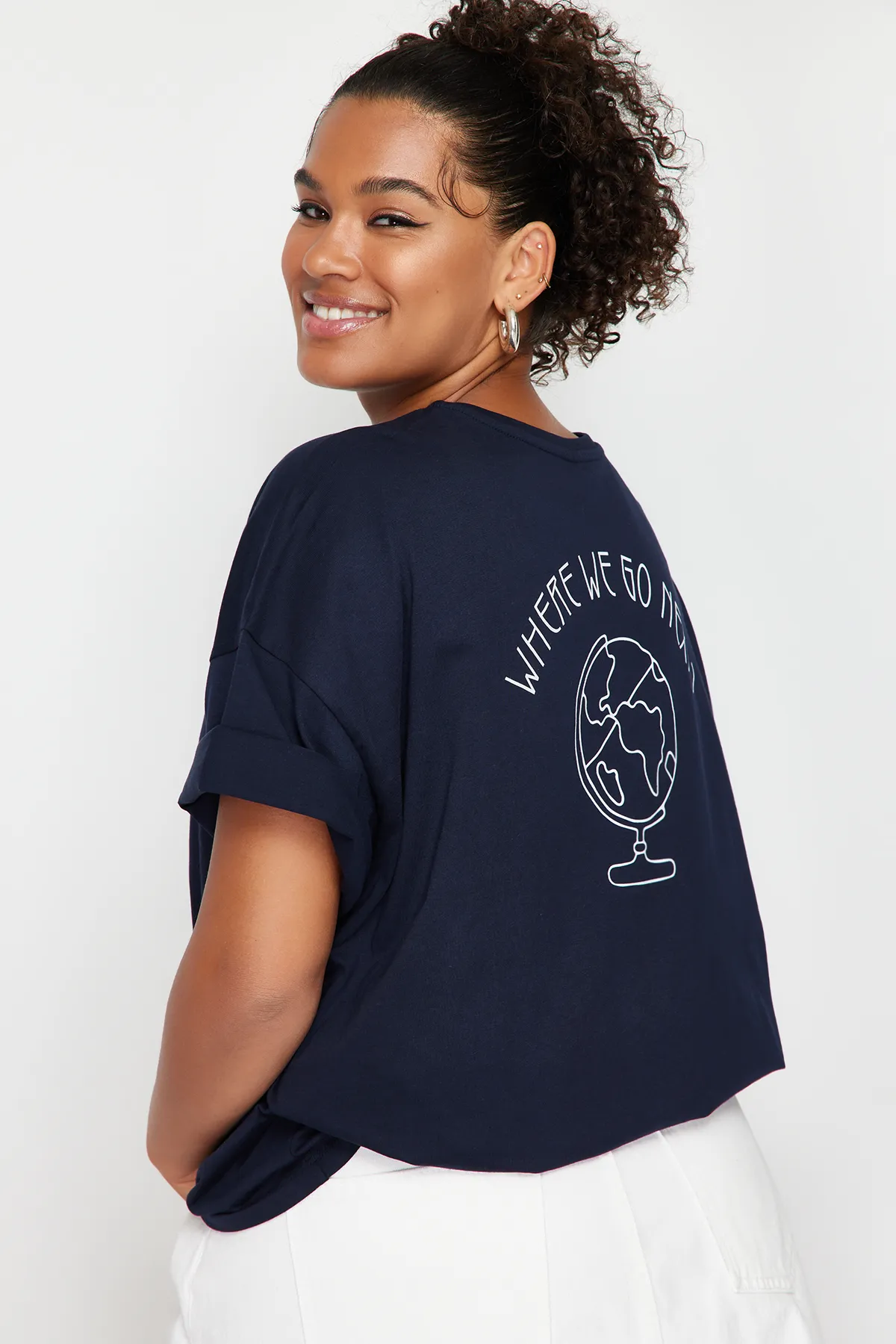 Trendyol Curve  Marineblaues Strick-T-Shirt mit Rundhalsausschnitt, 100 % Baumwolle, hinten bedruckt, entspannt/weit, entspannte Passform, TBBSS24BF00025