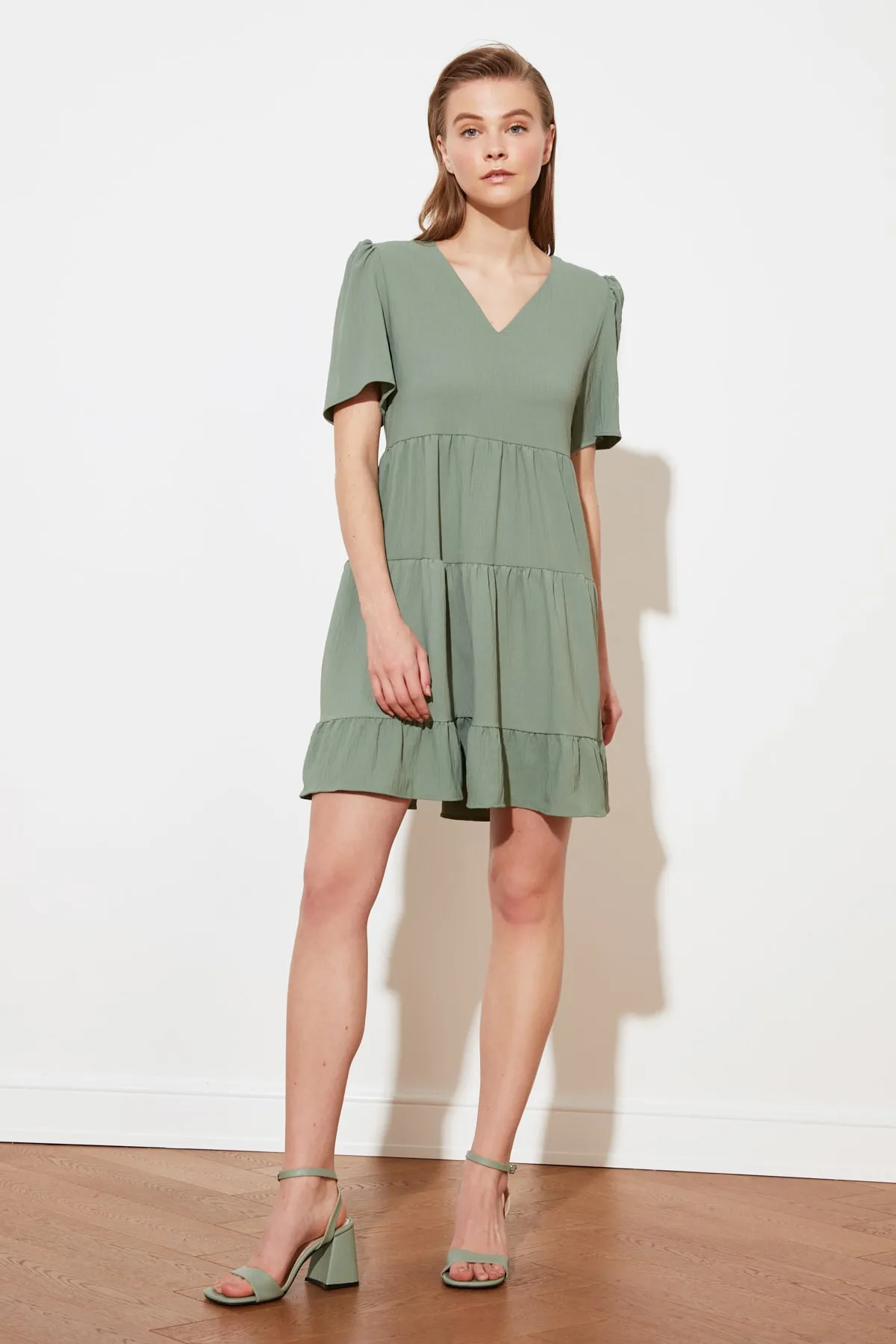 Trendyol Collection  Khakifarbenes, weit geschnittenes Mini-Webkleid TWOSS20EL0400