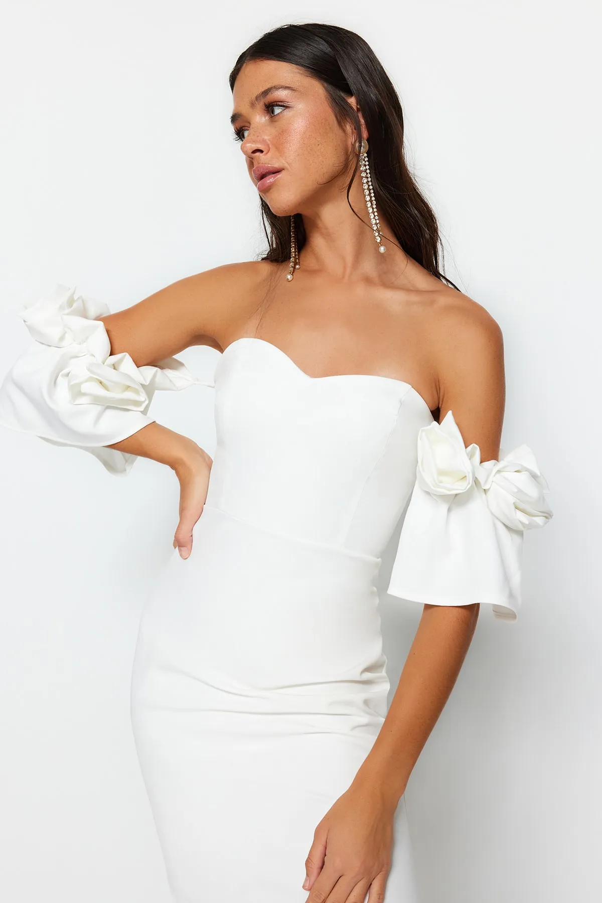 Trendyol Collection  Ecrufarbenes, figurbetontes, gewebtes, gefüttertes Hochzeits-/Nikah-Elegantes Abendkleid TPRSS23EL00541