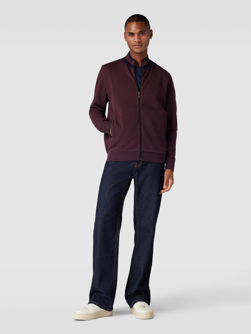 Sweatjacke mit Stehkragen und Reißverschlusstaschen in bordeaux rot