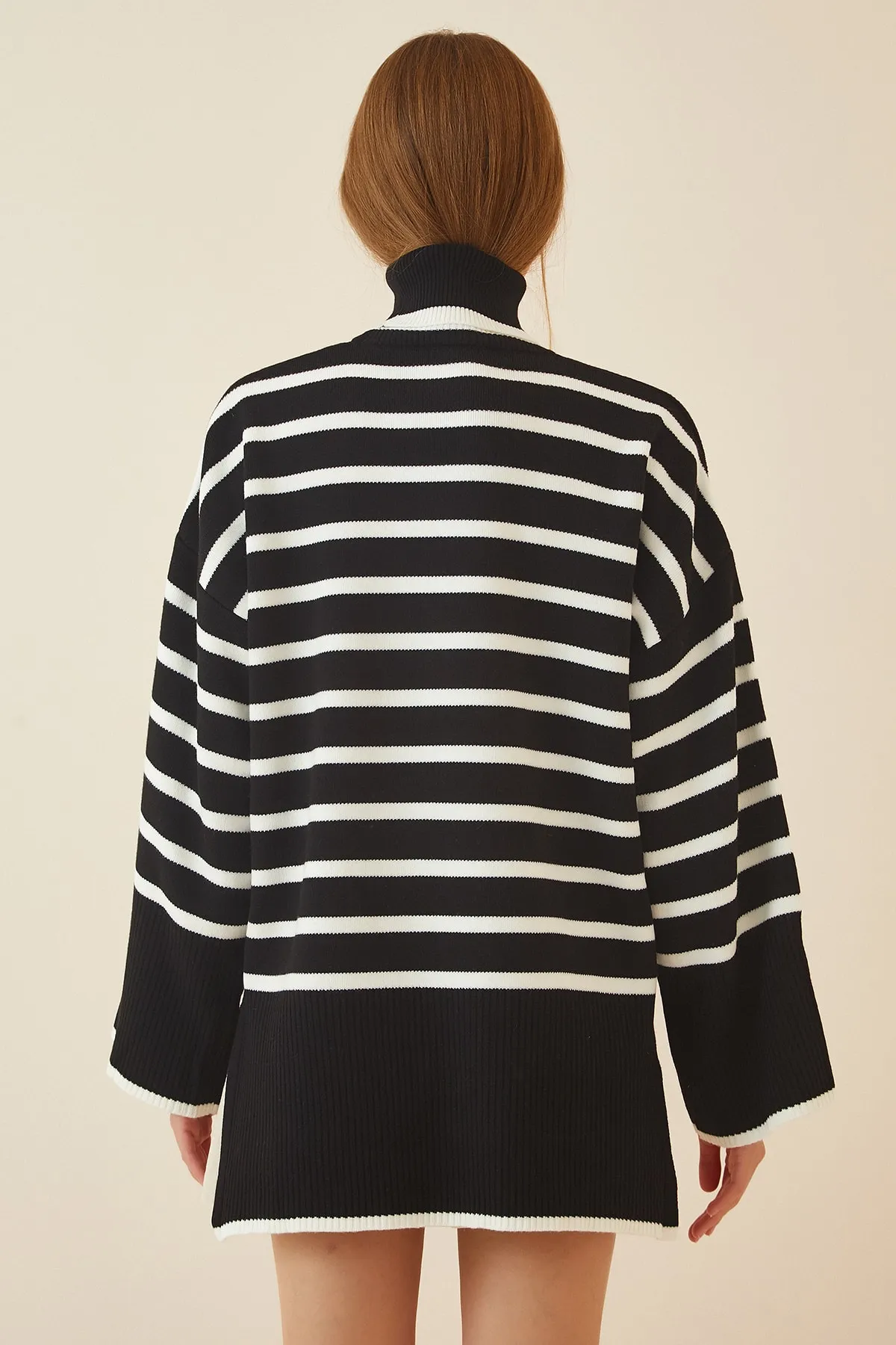 Happiness İstanbul  Schwarz-weiß gestreiftes Oversize-Sweatshirt aus Strick für Damen US00709