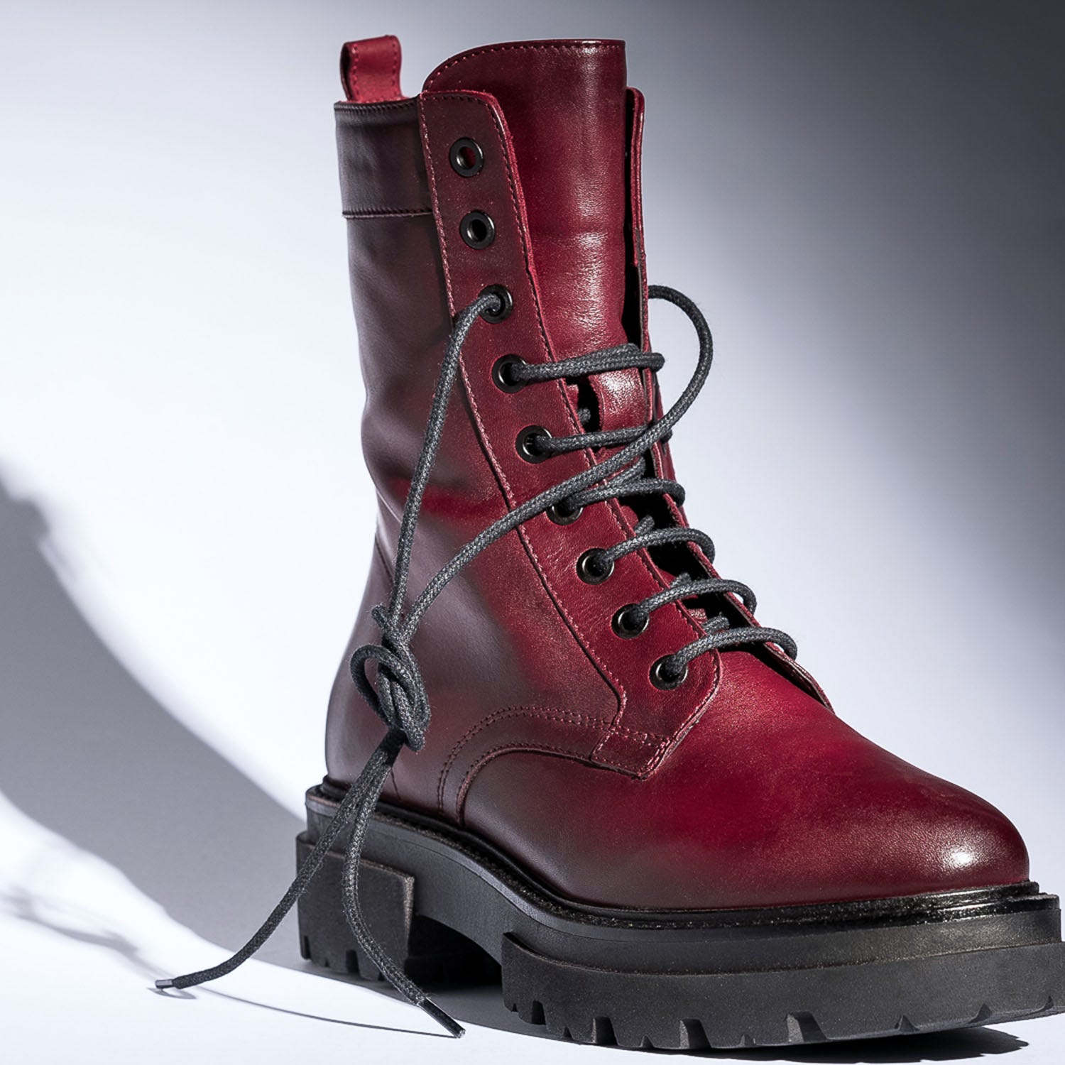 Boots TEXTO bordeaux en cuir éco-conçu à semelle crantée