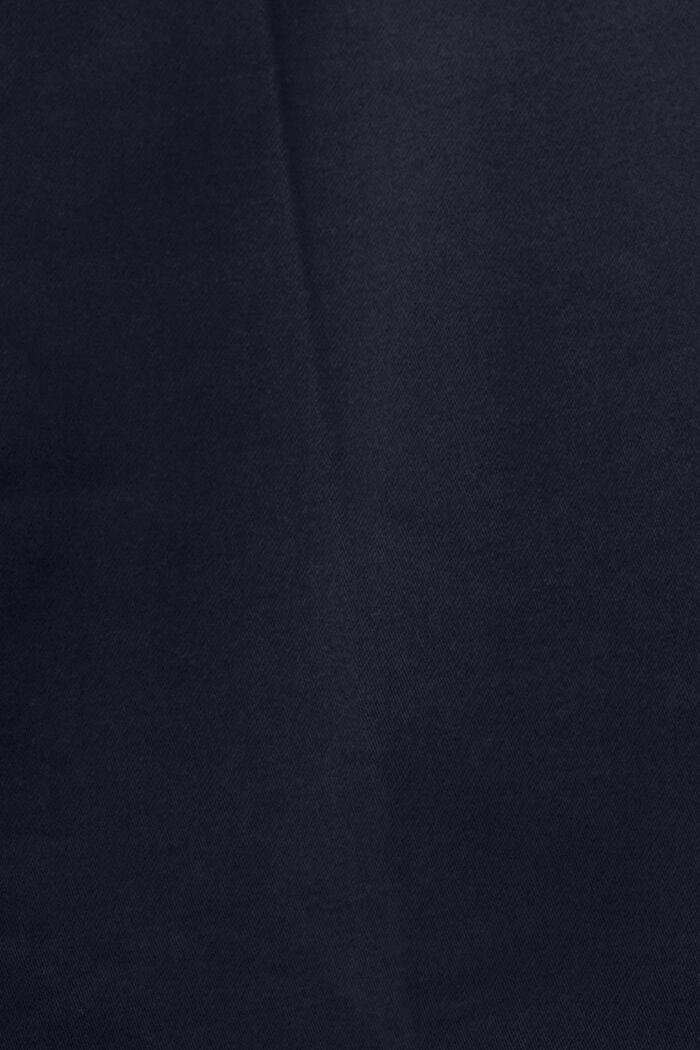 Schmal geschnittene Hose mit hohem Bund