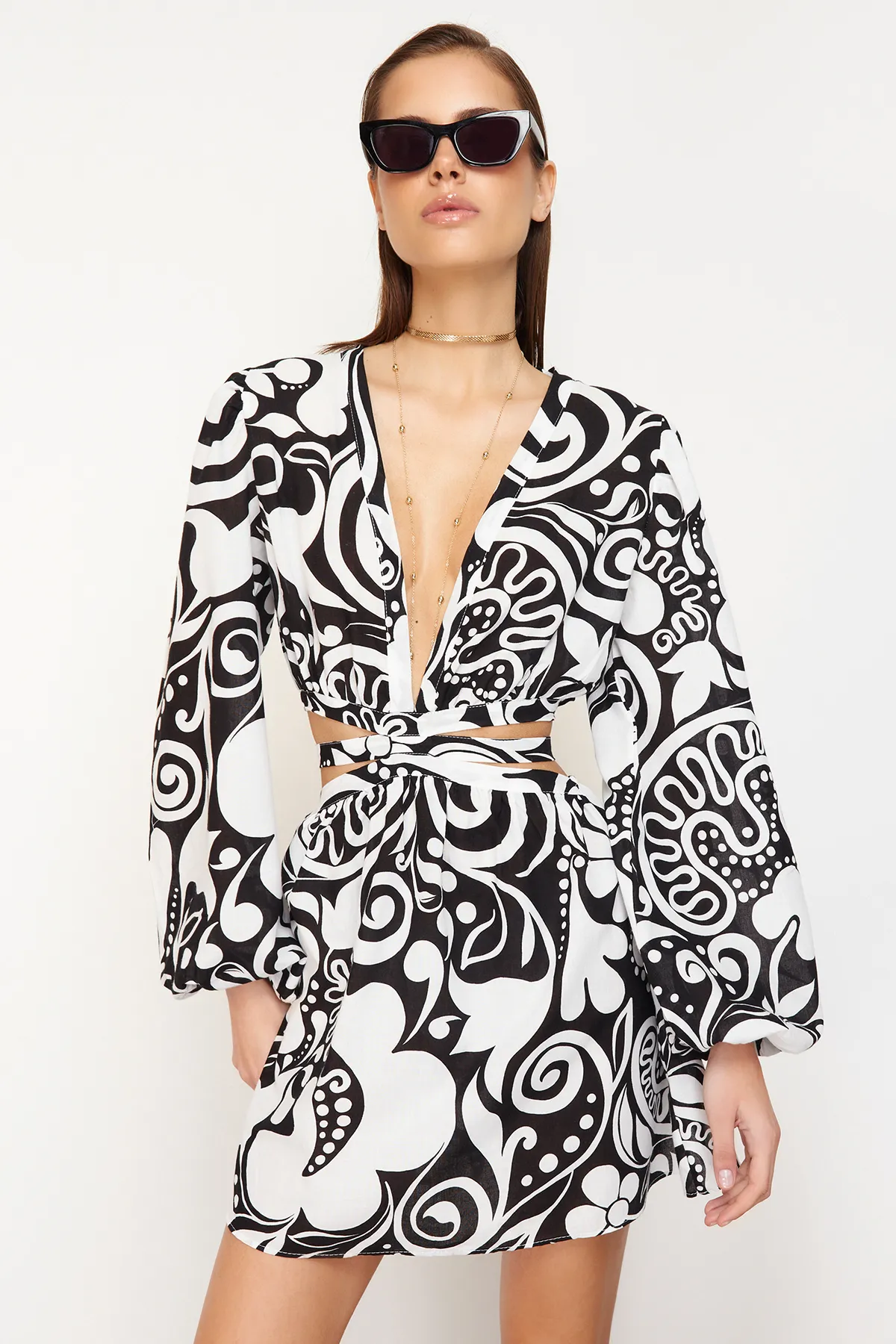 Trendyol Collection  Mini-Strandkleid mit Blumenmuster, gewebtem Cut-Out/Fenster TBESS23EL00140