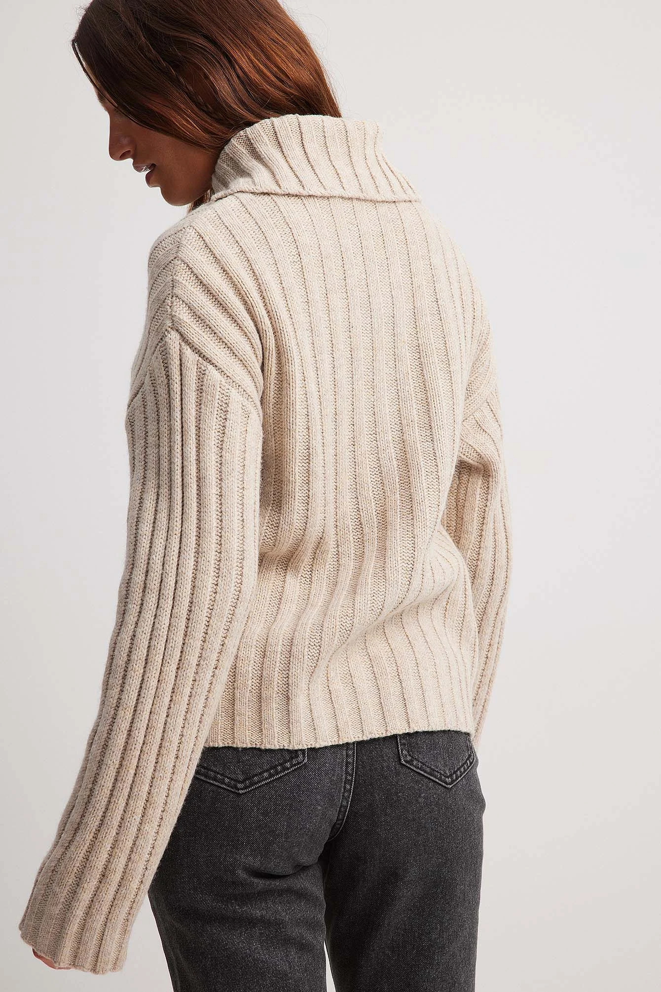 Gerippter Strickpullover mit Knopf