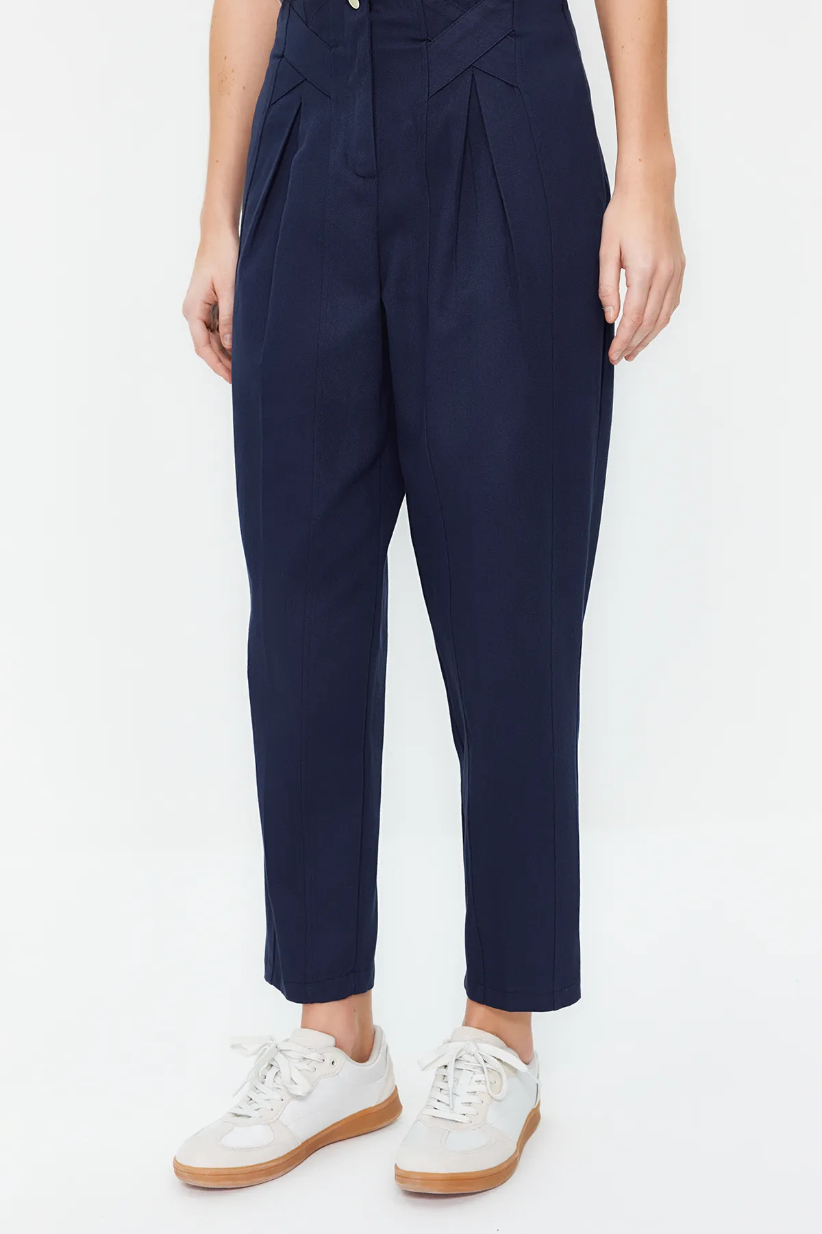 Trendyol Collection  Marineblaue, gewebte Hose aus Baumwolle mit Karottenmuster und detaillierten Streifen TWOAW22PL0342