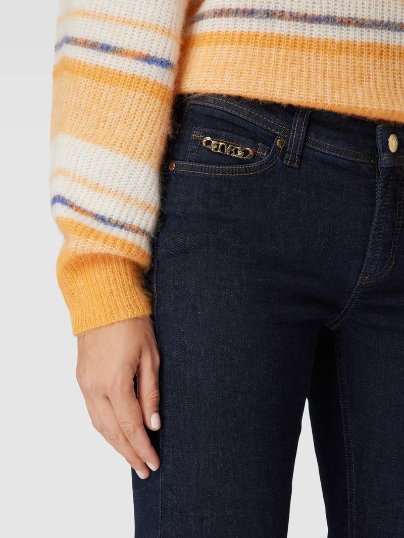 Verkürzte Jeans mit Label-Detail in dunkelblau