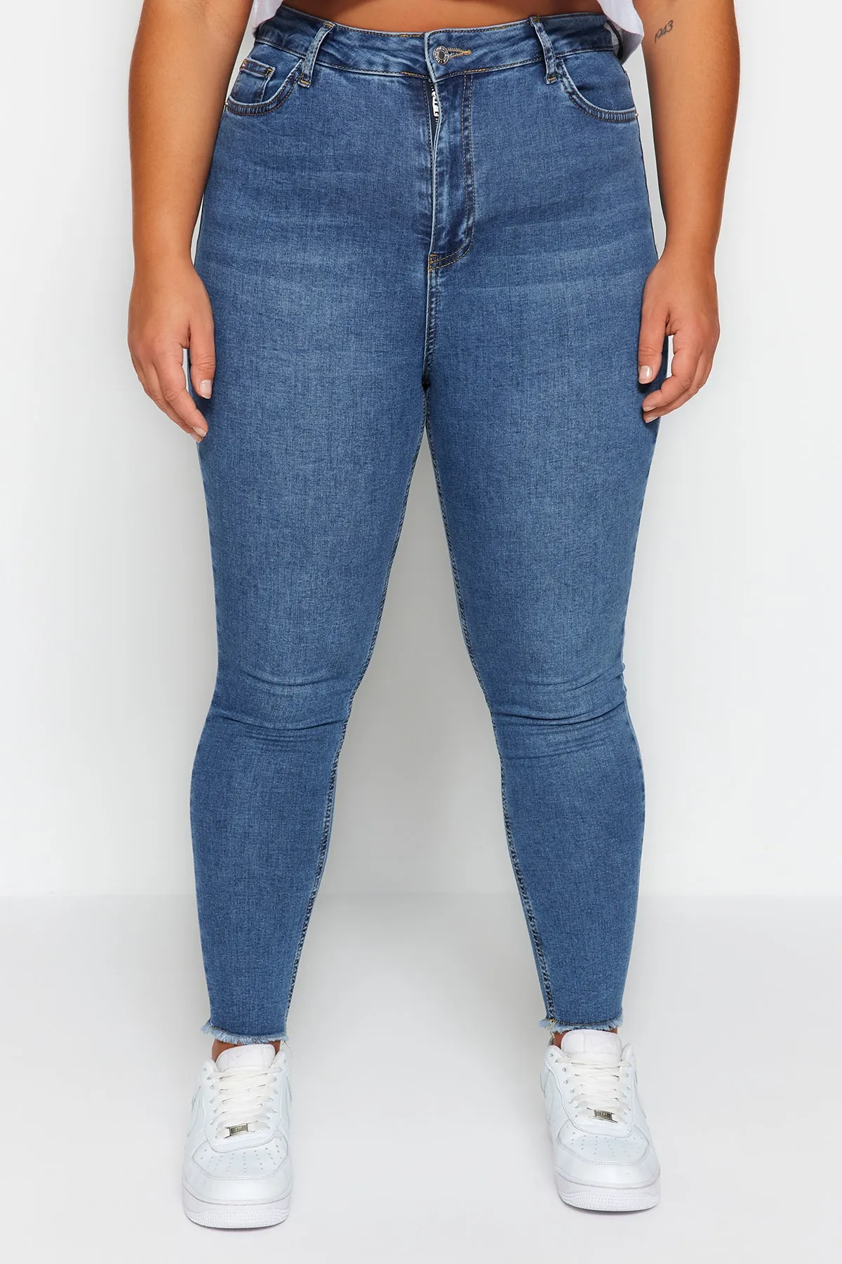 Trendyol Curve  Blaue Stretch-Röhrenjeans mit hoher Taille und Taschendetail TBBSS23CJ00018
