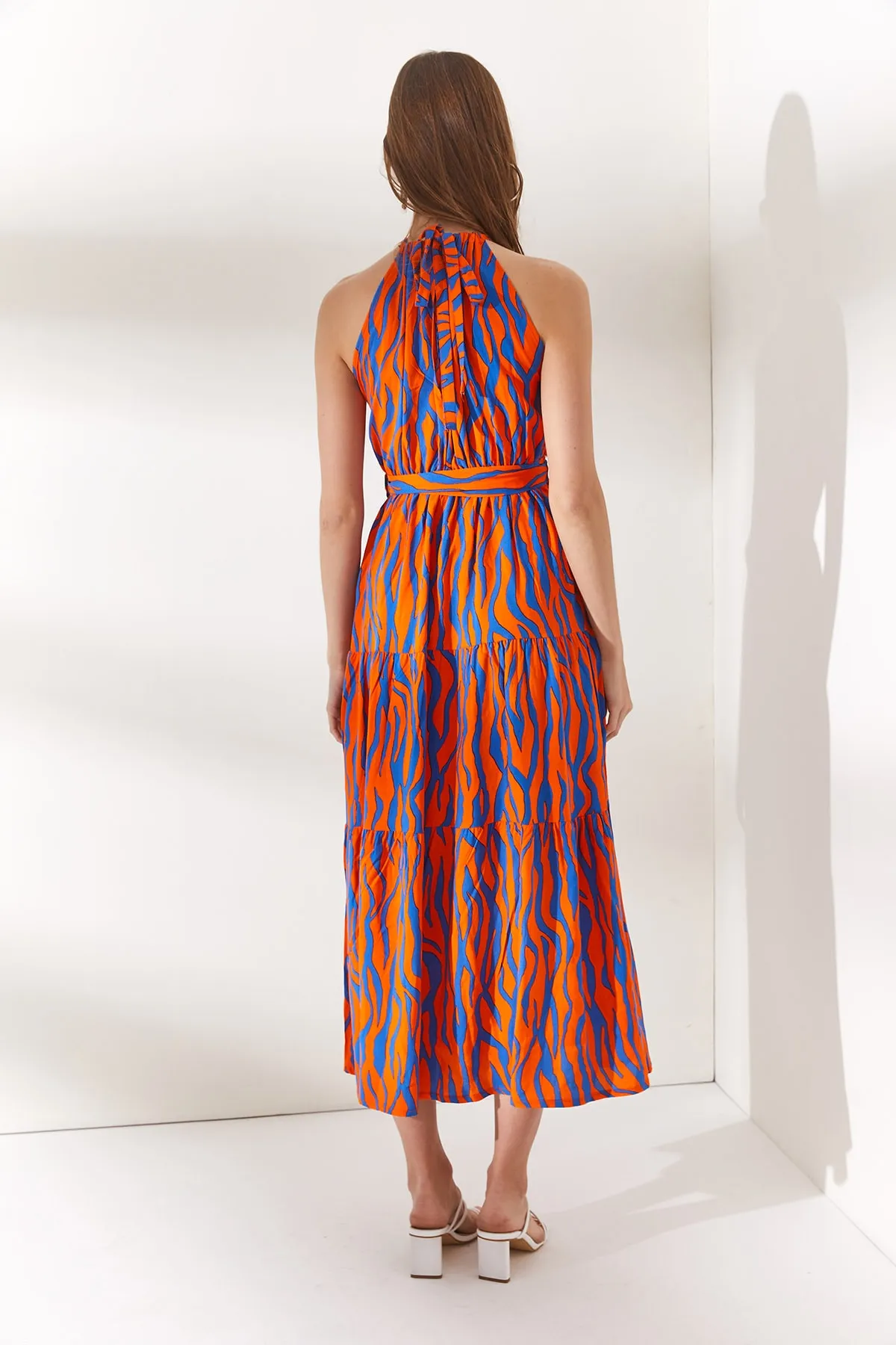 Olalook  Damenkleid aus gewebtem Viscon in Zebra-Orange mit Neckholder und Gürtel ELB-19001548
