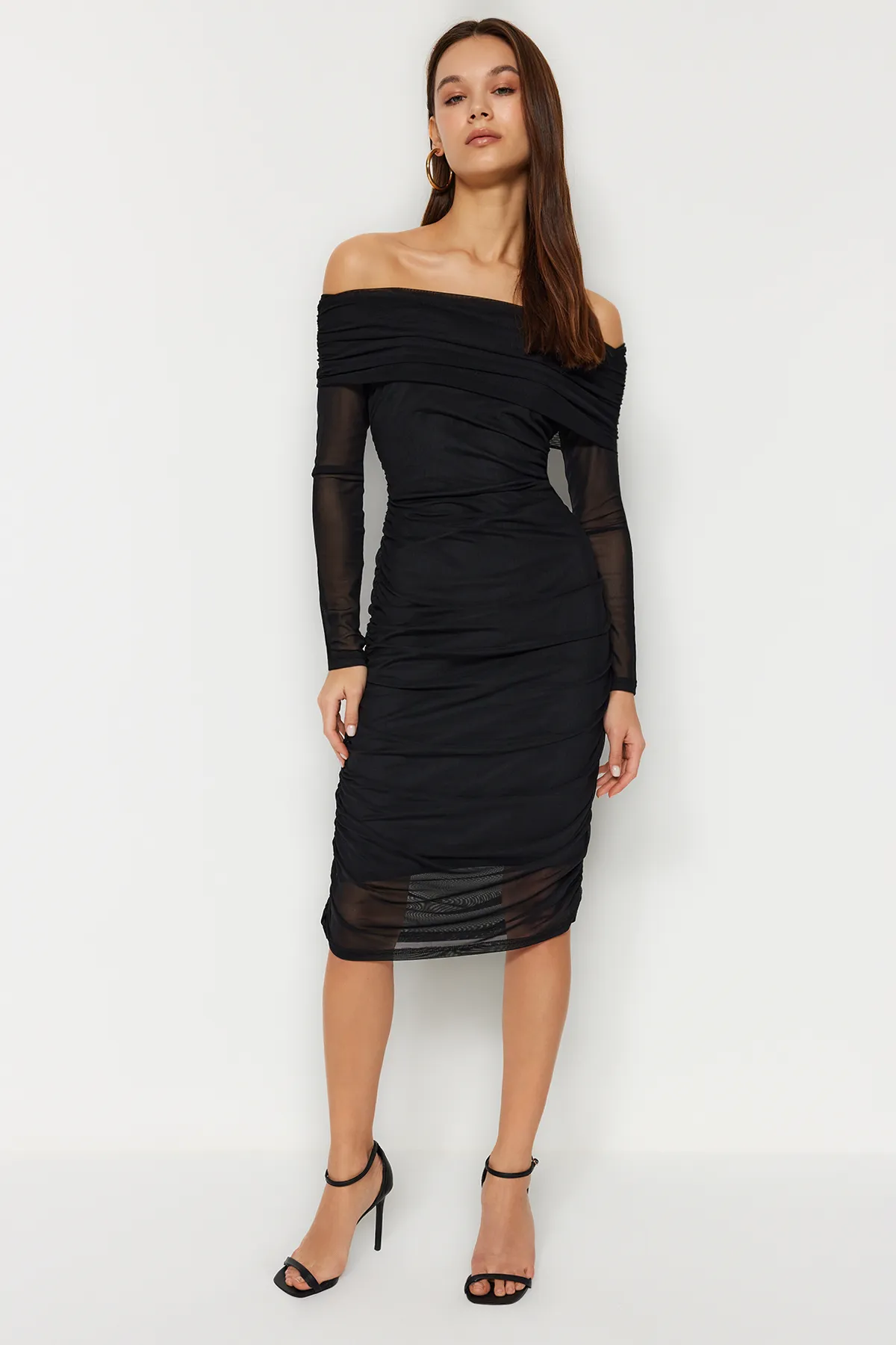 Trendyol Collection  Schwarzes, tailliertes Midi-Bleistiftkleid aus Strick mit Carmen-Kragen und Tüll-Shir/Drapierung TWOAW24EL00146