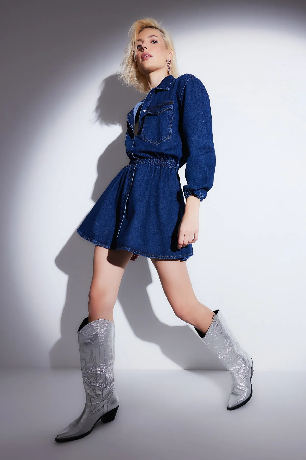 Trendyol Collection  Elegantes Kleid aus marineblauem Denim mit elastischer Taille TPRAW23EL00420