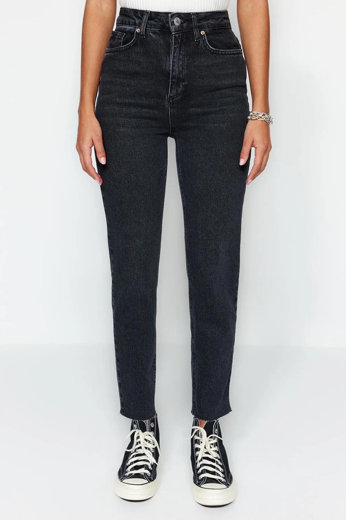 Trendyol Collection  Schwarze, schmale Mom-Jeans mit hoher Taille TWOSS23JE00094