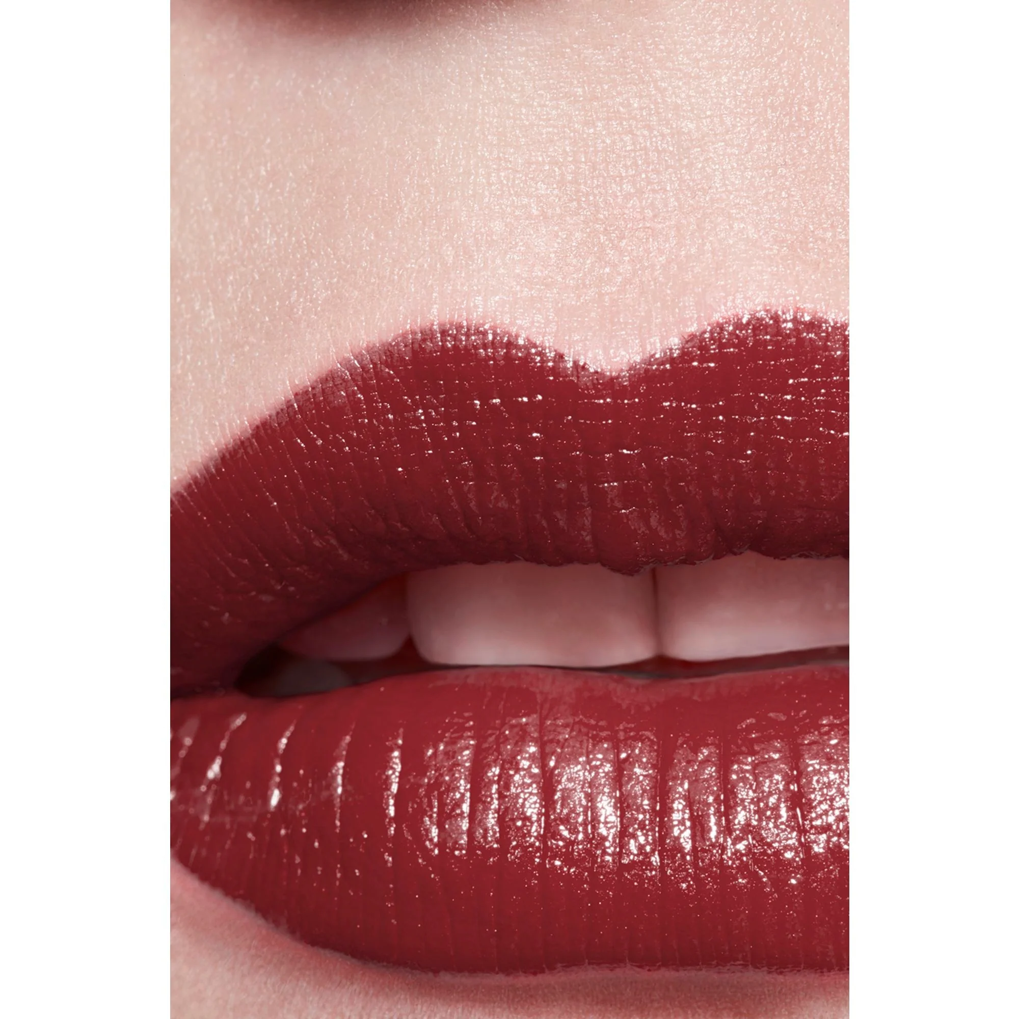 ROUGE ALLURE L'EXTRAIT - LA BARRA DE LABIOS DE ALTA INTENSIDAD CON EXTRACTO DE LUZ Y CUIDADO. RECARGABLE.