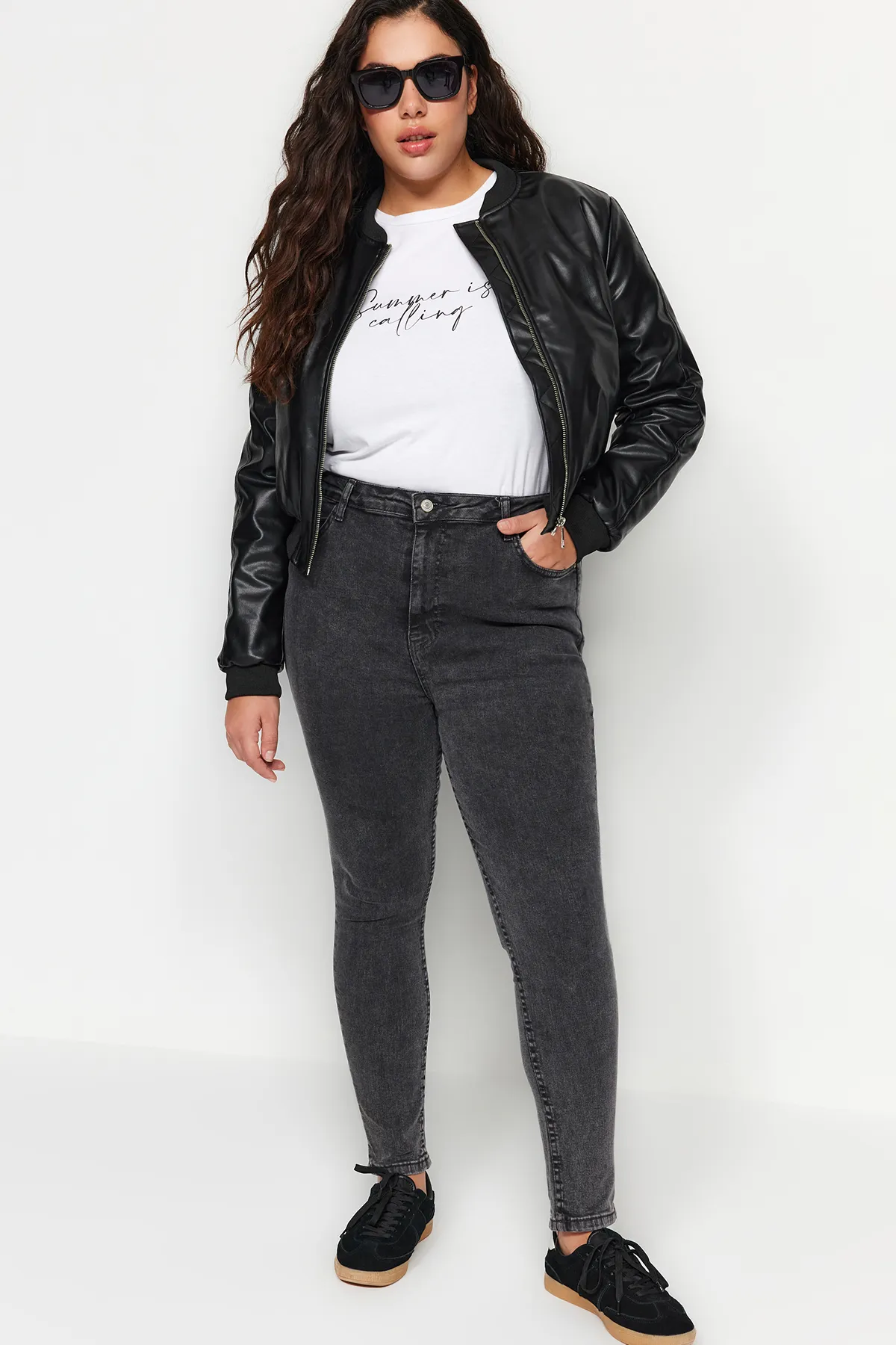 Trendyol Curve  Graue, dehnbare Skinny-Jeans mit hoher Taille TBBSS22JE00007