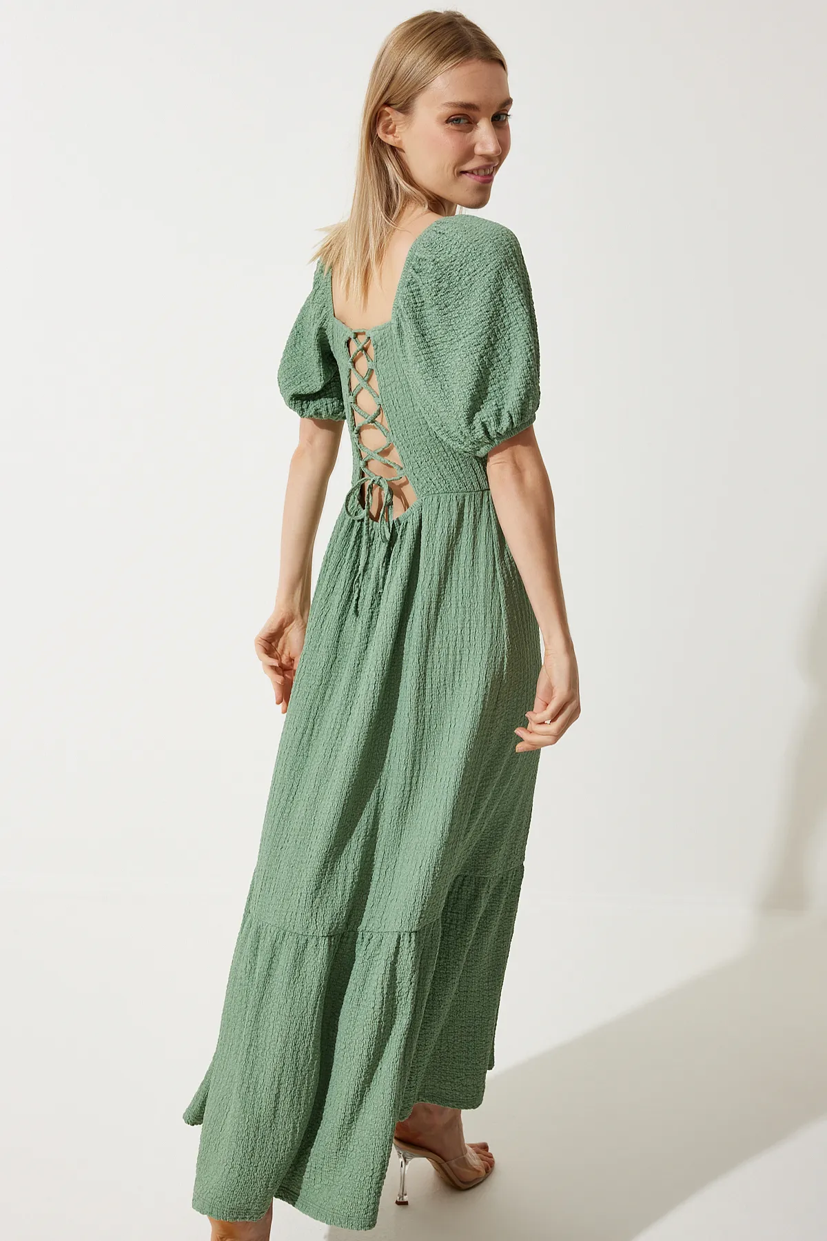 Happiness İstanbul  Strukturiertes Sommerstrickkleid für Damen mit Herzkragen in Grün UB00050
