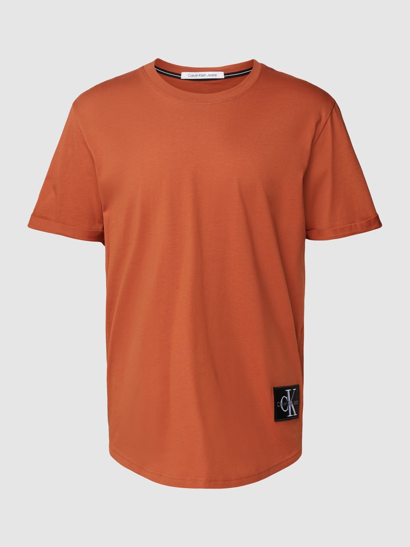T-Shirt aus Baumwolle mit Label-Detail Modell 'BADGE' in mittelbraun