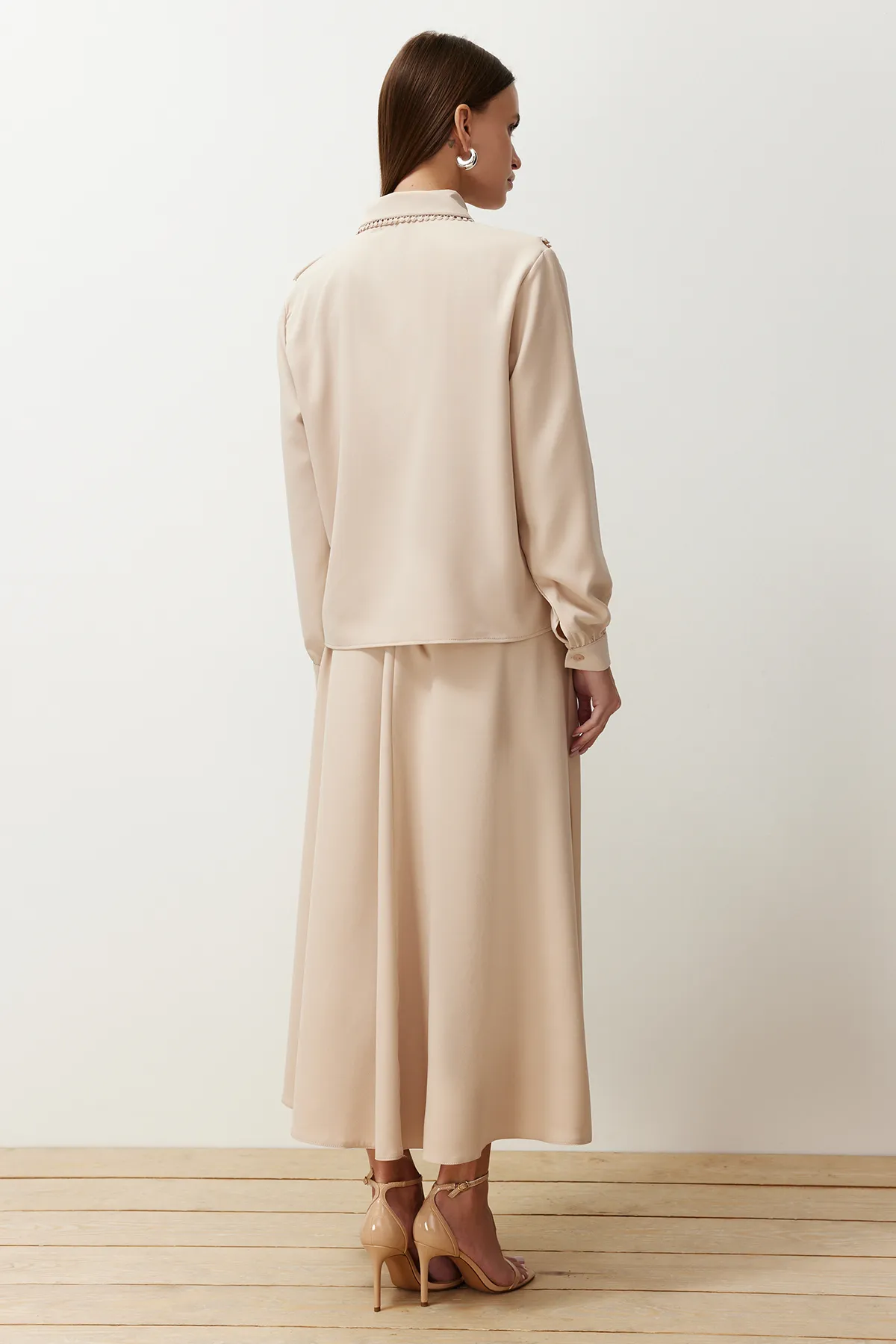 Trendyol Modest  Beiges Baby-Set aus Oberteil und Unterteil aus gewebtem Stoff mit Kragen, Rock und Tunika TCTSS24US00064