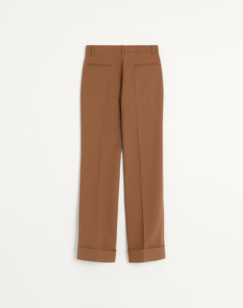 Calças de gabardine de nylon com bainha dobrada.