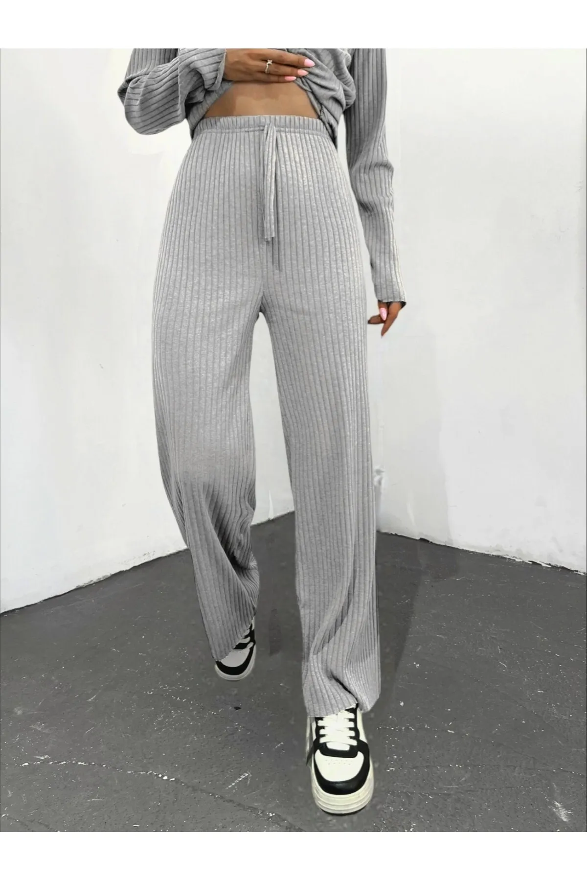 Modamorfo  Lockere, gerippte Hose mit Spitzendetail