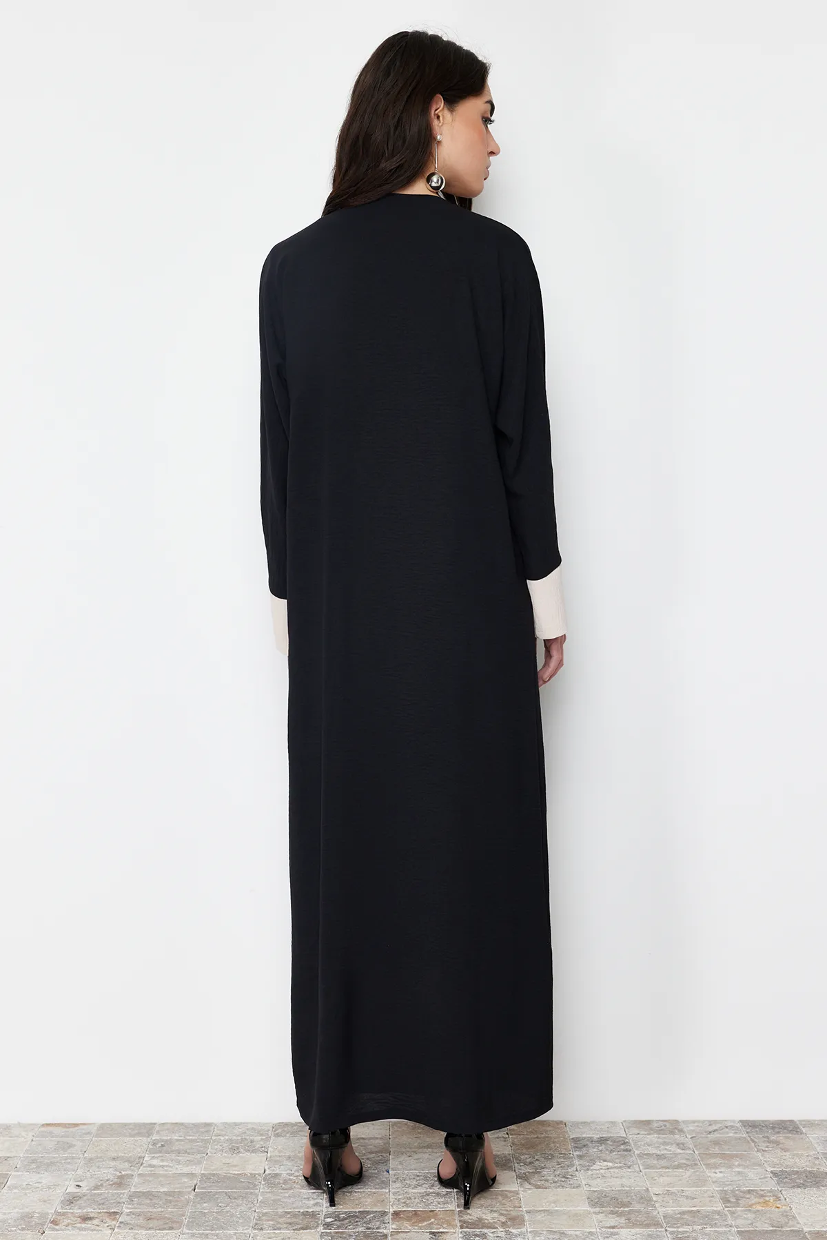 Trendyol Modest  Schwarzes, farbblockiertes Aerobin Ferace Abaya & Kleid, 2-teiliges gewebtes Set TCTSS24US00033
