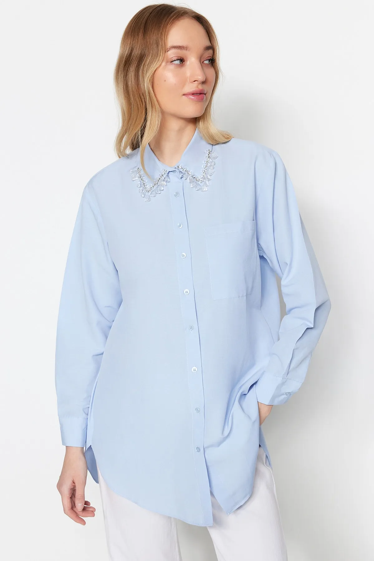 Trendyol Modest  Blaues Hemd aus gewebter Baumwolle mit Kragen und Accessoire-Details TCTSS23TG00014
