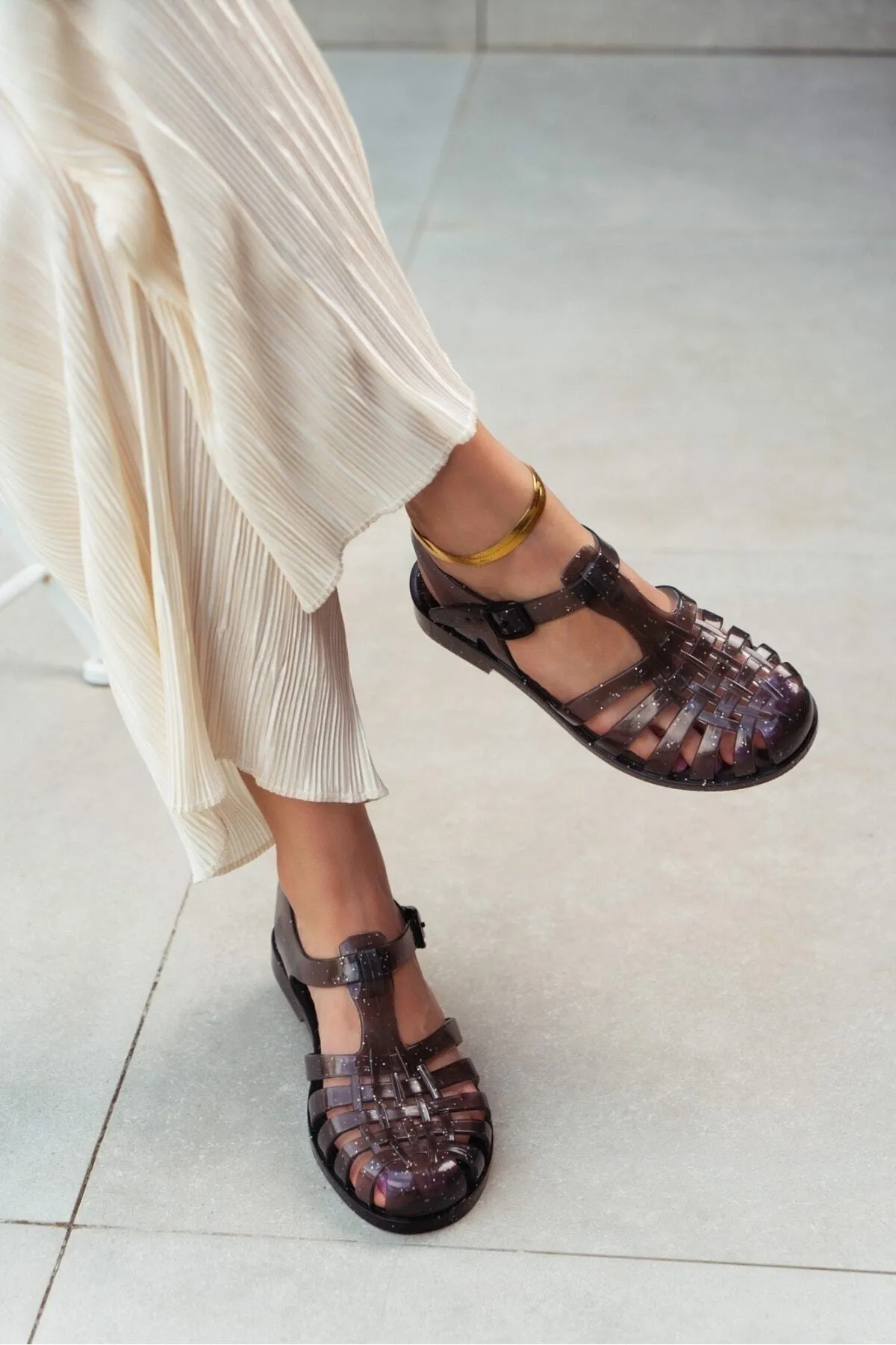 NİŞANTAŞI SHOES  Anderline Damen-Sandalen mit glitzerndem Gürteldetail in Schwarz