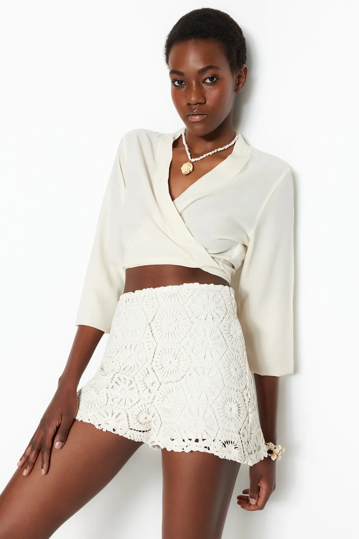 Trendyol Collection  Shorts - Ecru - Hoher Bund
