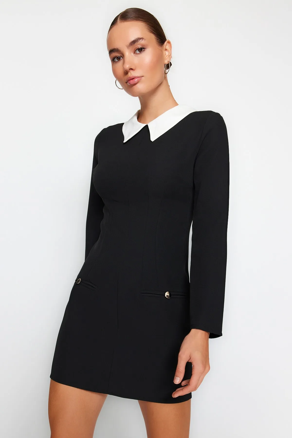 Trendyol Collection  Schwarzes, gewebtes Kleid mit Kragen und detailliertem Kragen TWOAW24EL00298