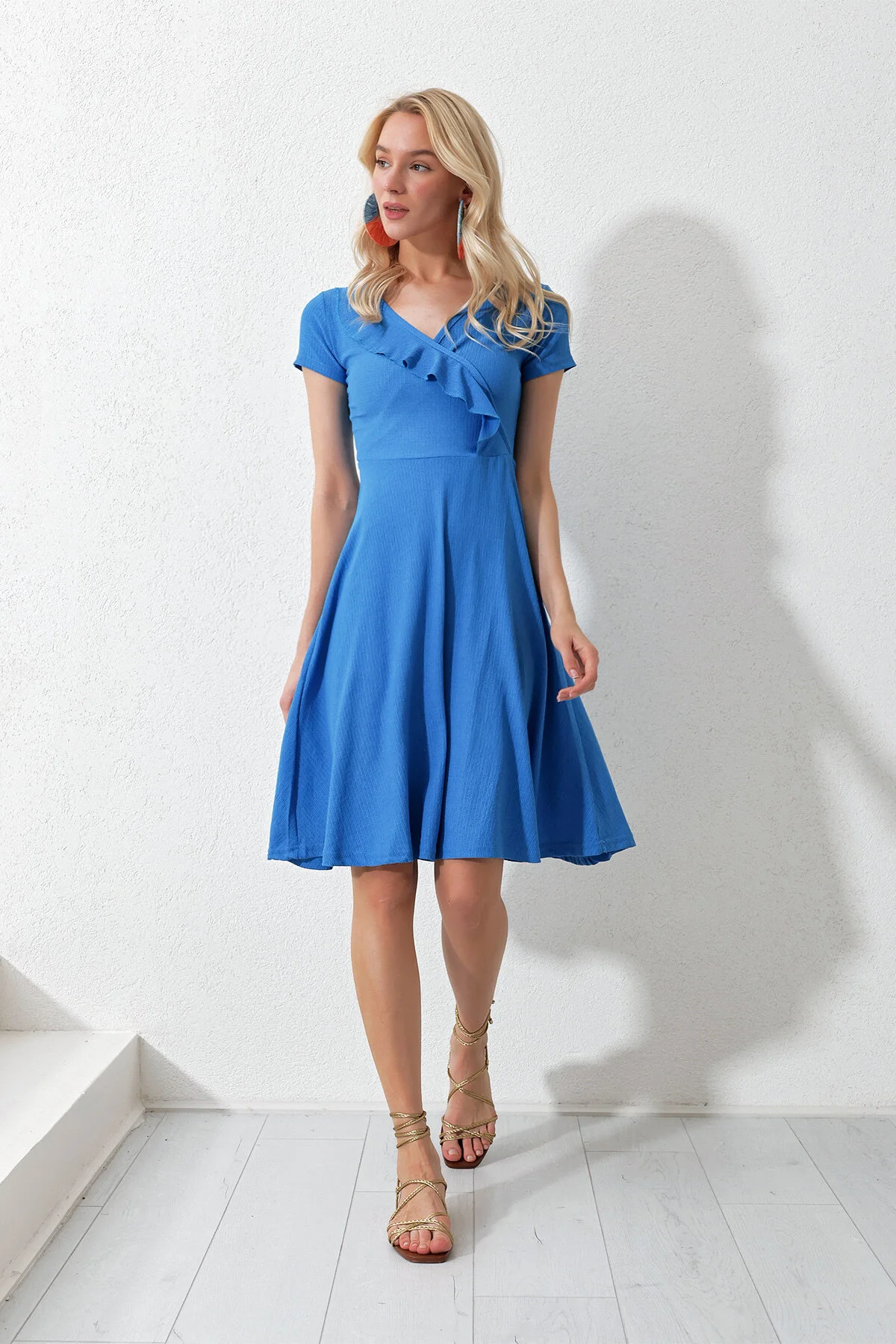 Trend Alaçatı Stili  Blaues Midiboy-Strickkleid mit V-Ausschnitt und Rüschenkragen für Damen ALC-X11774