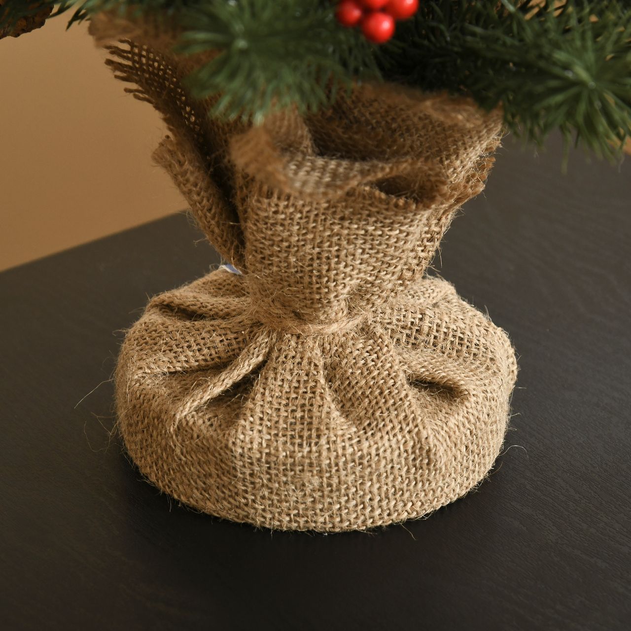 HOMCOM Weihnachtsbaum 50 cm Christbaum mit 4 roten Beeren und 4 Tannenzapfen Kunsttanne 55 Zweige Stabiler und haltbarer Sockel für Tisch und Schreibtisch PE Zement Sackleinen Grün Ø28 x 50 cm