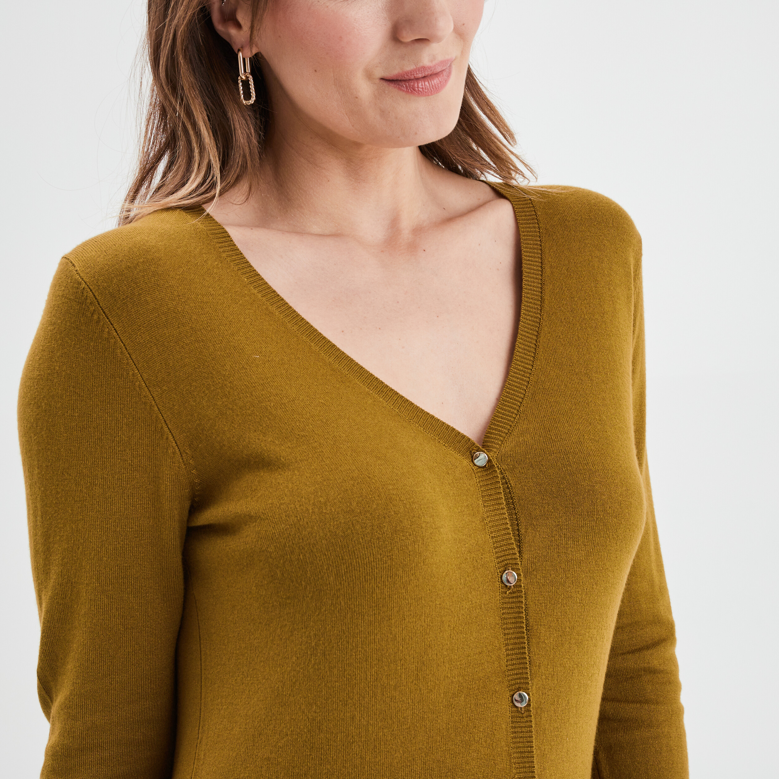 Gilet boutonné avec col en V vert olive femme | La Halle