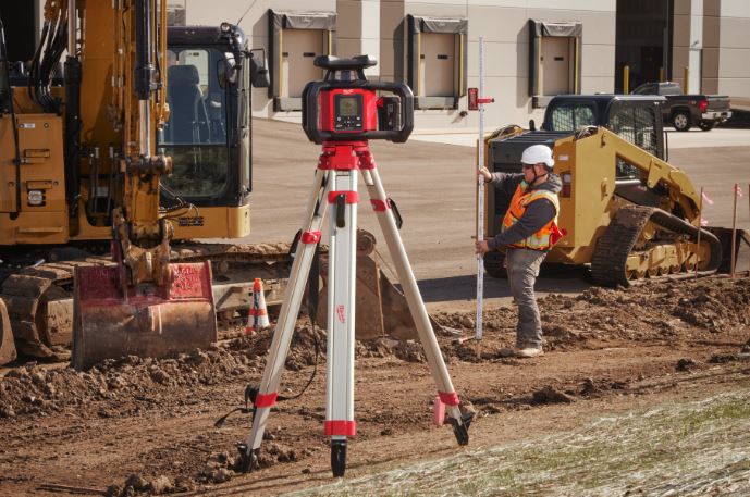 Milwaukee 4933493204 M18 RLOHV1200-501C Laser roșu cu pantă dublă, rotativ orizontal/vertical, 18V 5.0Ah Li-Ion