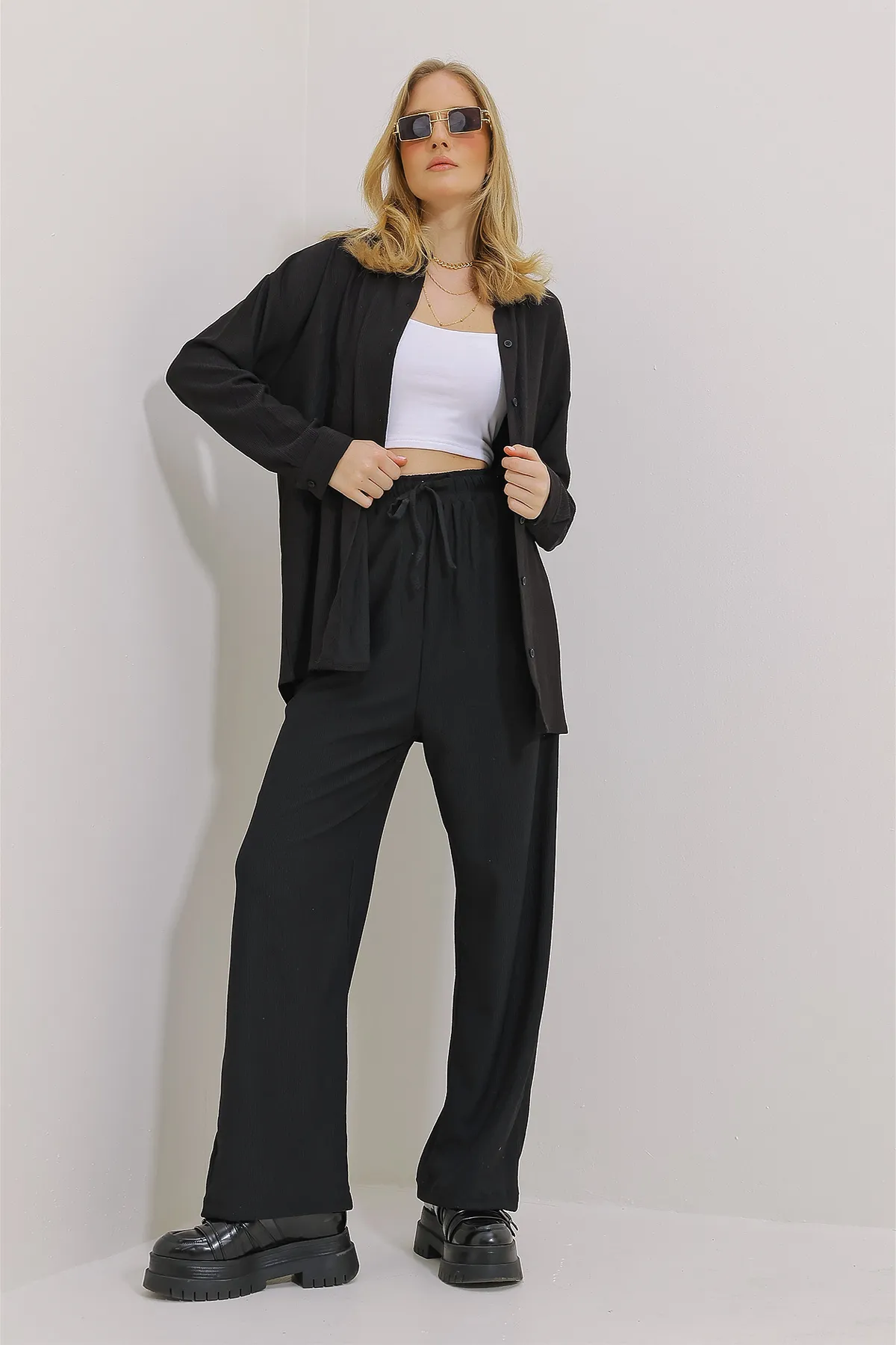 Trend Alaçatı Stili  Schwarzes Oversize-Shirt und locker geschnittene Crinkle-Hose-Set für Damen ALC-X9652