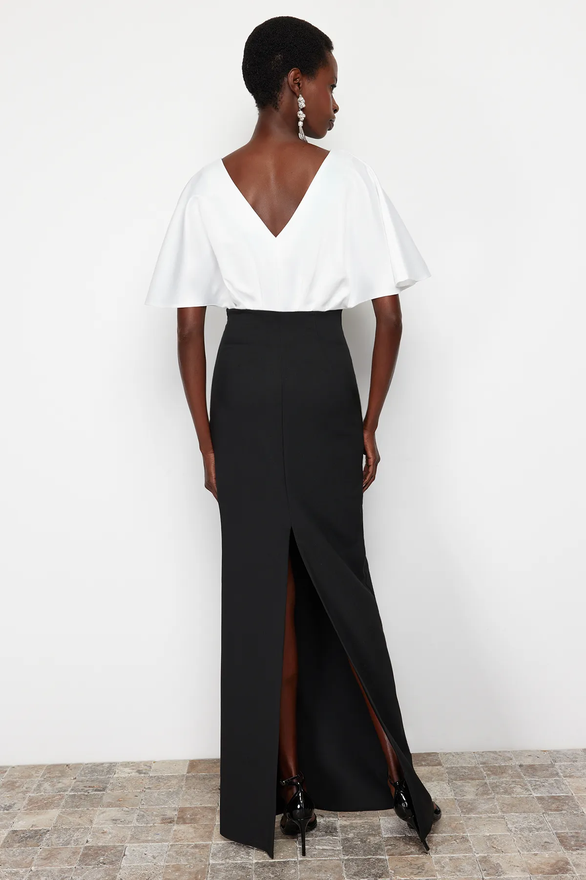Trendyol Collection  Schwarz-weißes Oberteil aus mattem Satin, langes Abendkleid TPRSS24AE00025