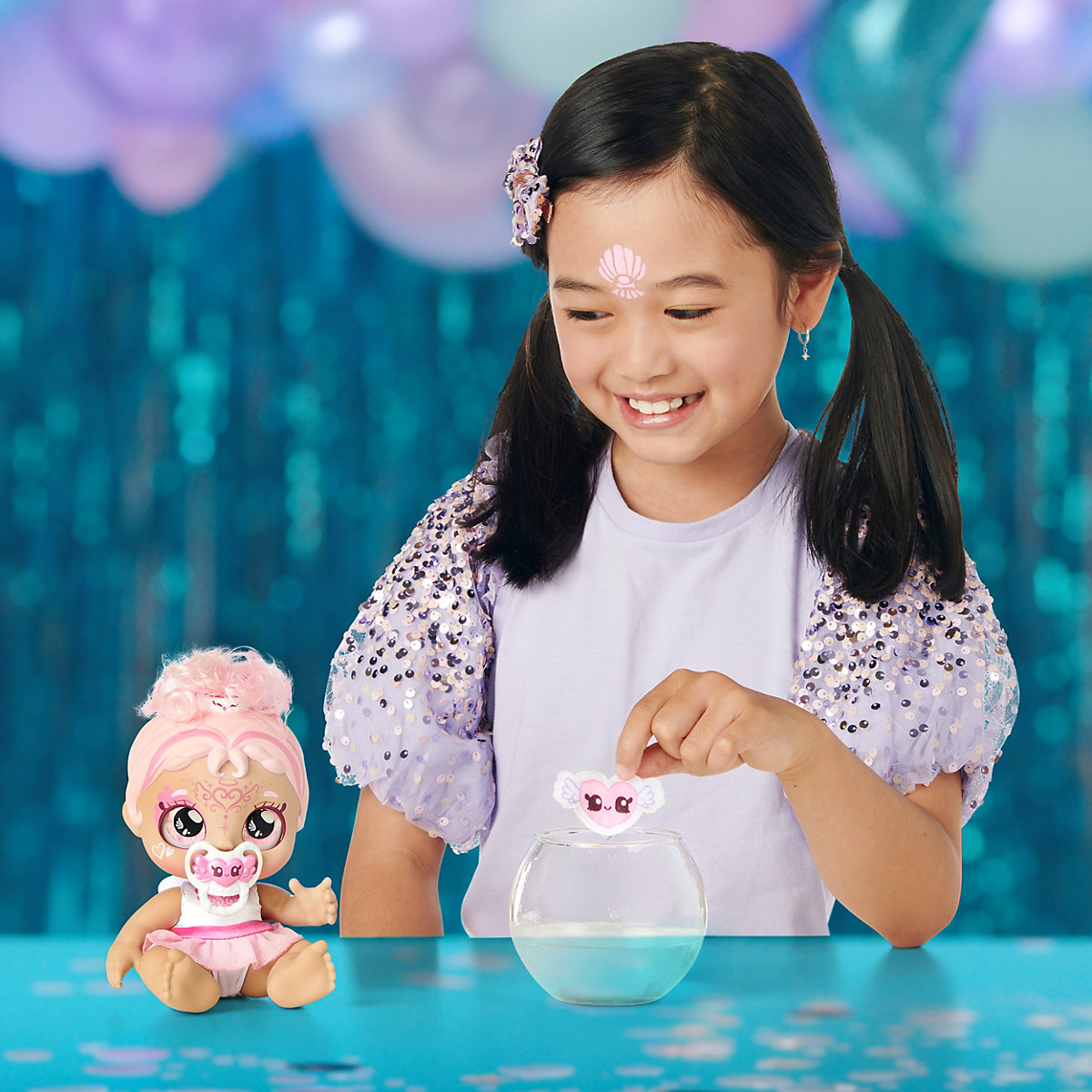 Kindi Kids™ Babyschwester Winnie Wings als Engel mit magischer Gesichtsbemalung