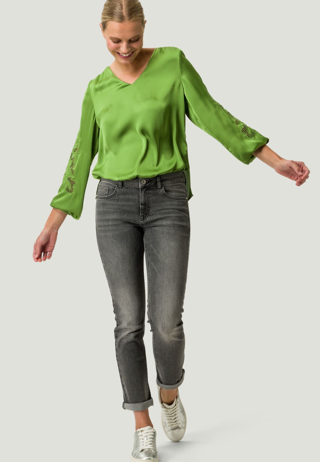Satinbluse mit Stickerei