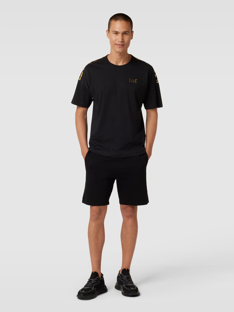 T-Shirt mit Label-Print in schwarz