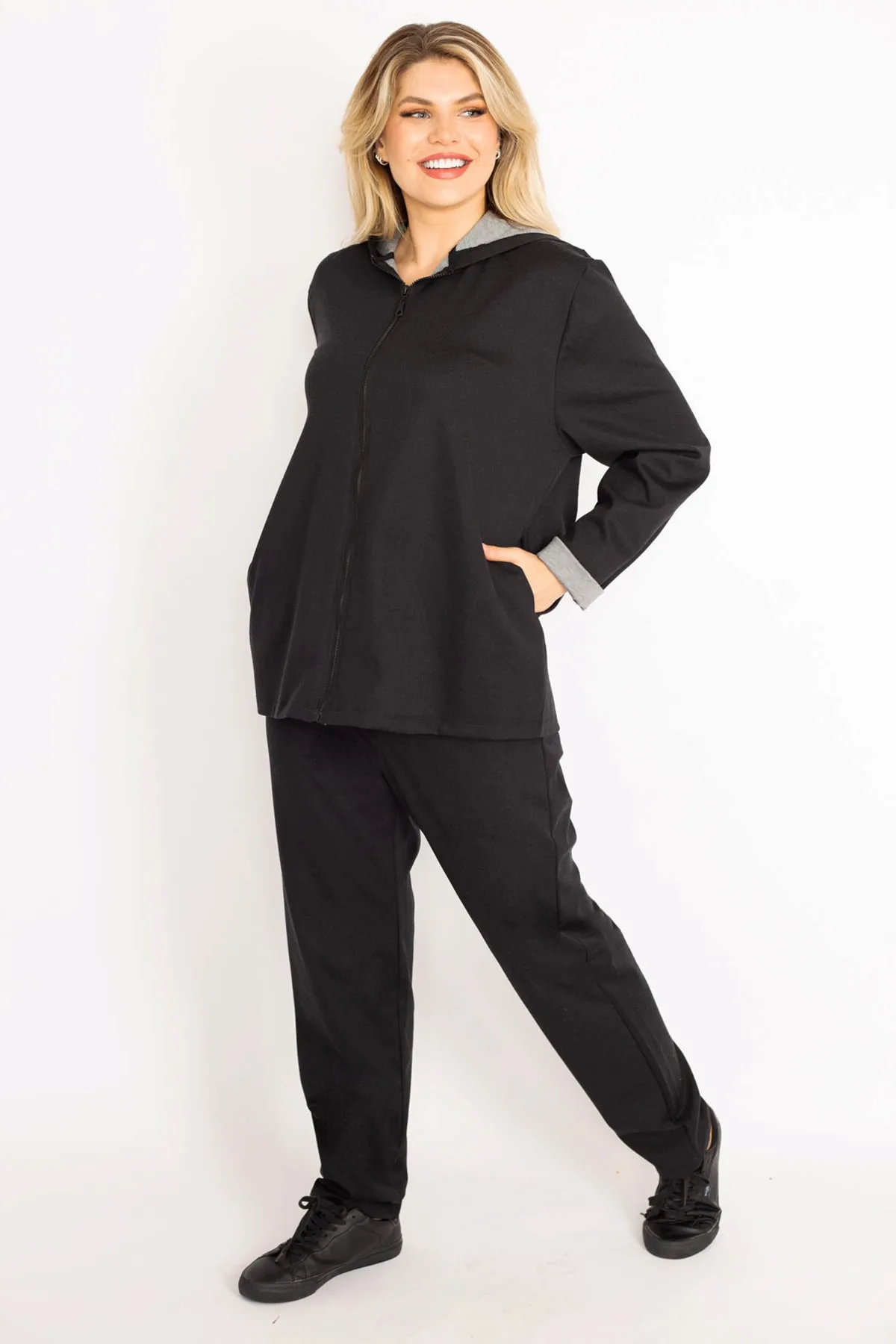 Şans  Damen-Sweatshirt-Hose-Set in Schwarz mit Kapuze und Reißverschluss vorne in großer Größe 65n34905