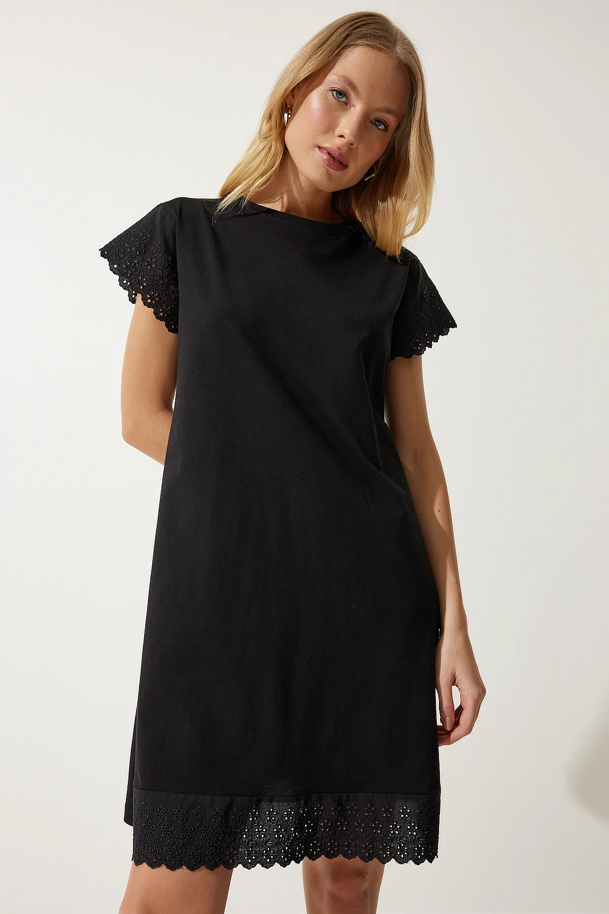 Happiness İstanbul  Schwarzes, gewelltes Strickkleid für Damen BF00094
