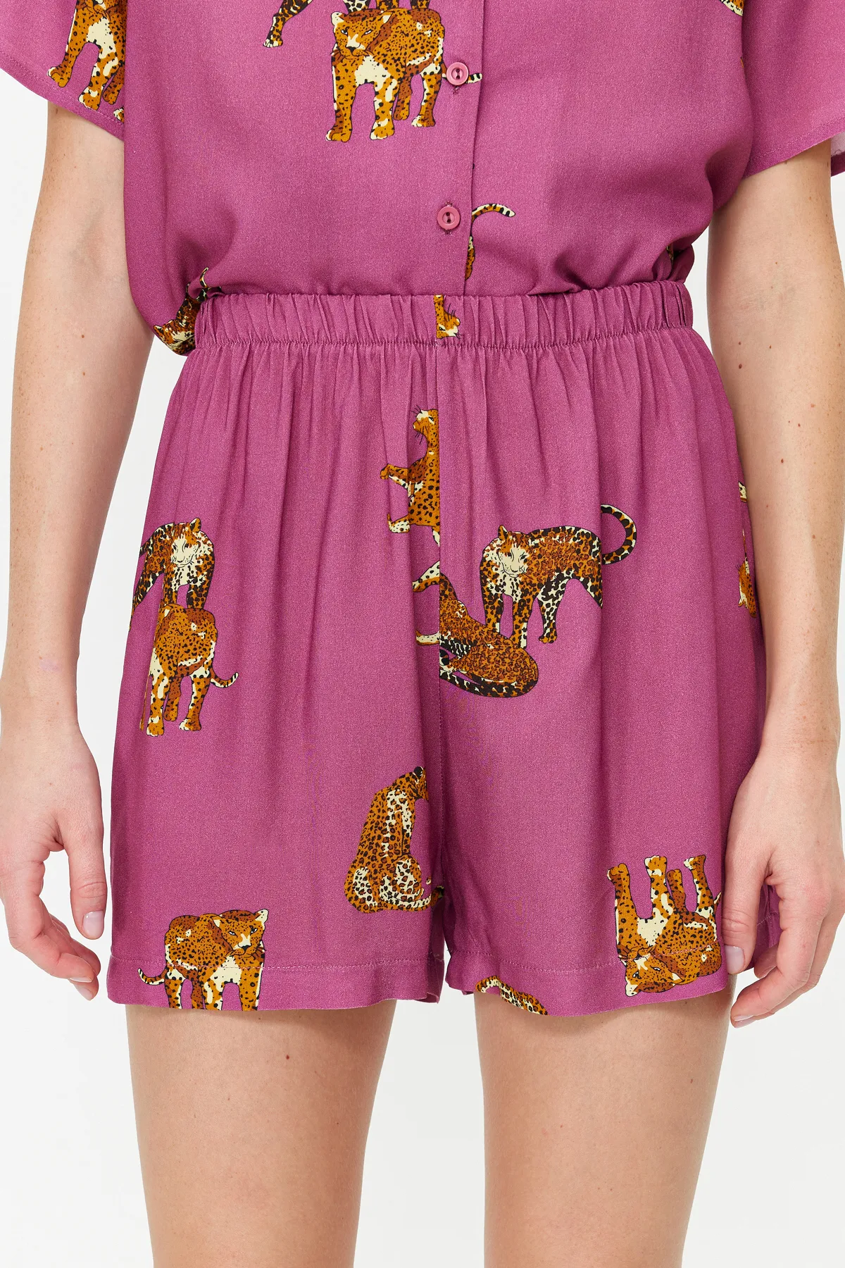 Trendyol Collection  Dunkelrosafarbenes, gewebtes Pyjama-Set mit Hemd und Shorts aus Viskose mit Tiermuster THMSS21PT1501